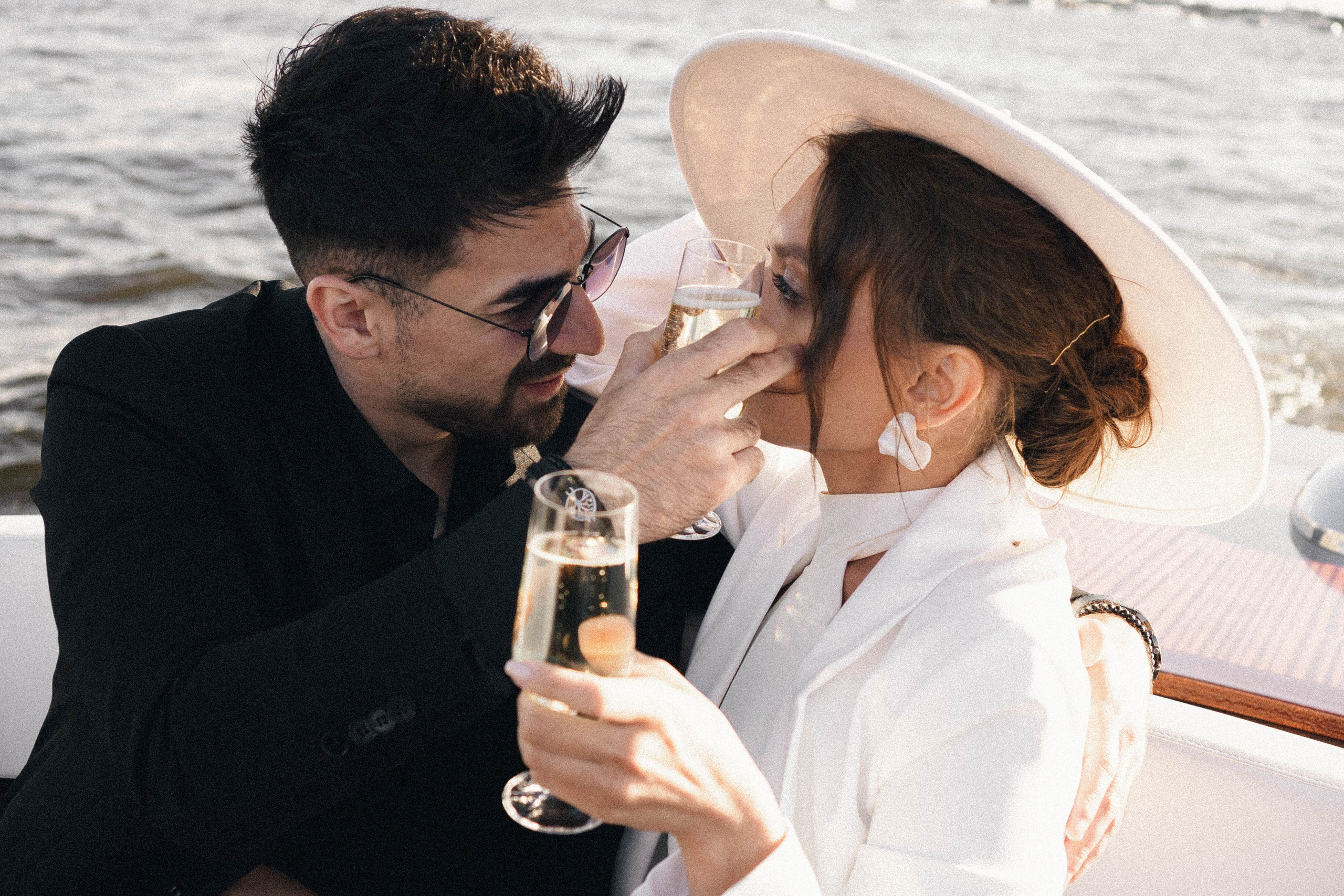 СВАДЕНБНАЯ СЬЕМКА НА КАТЕРЕ ПО КАНАЛАМ САНКТ-ПЕТЕРБУРГА И В АКВАТОРИИ НЕВЫ. Профессиональный фотограф, Санкт-Петербург — Виктория Богомолова