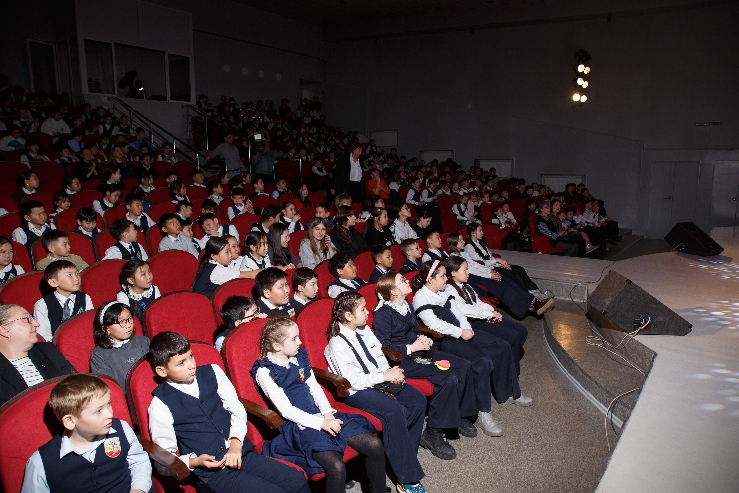 Зрительские ряды, все ждут начало представления.