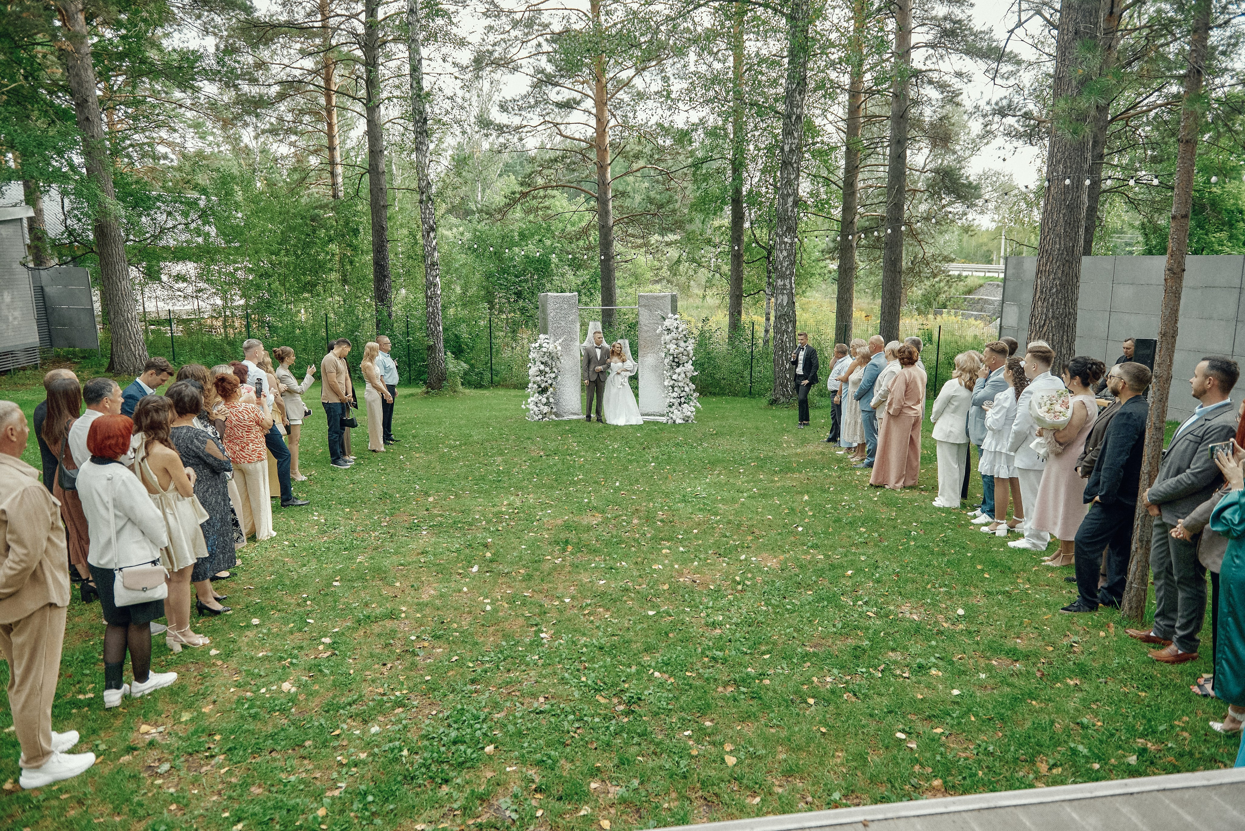 «Выездная регистрация в лесу в экохаусе с гостями — свадебная церемония на природе»