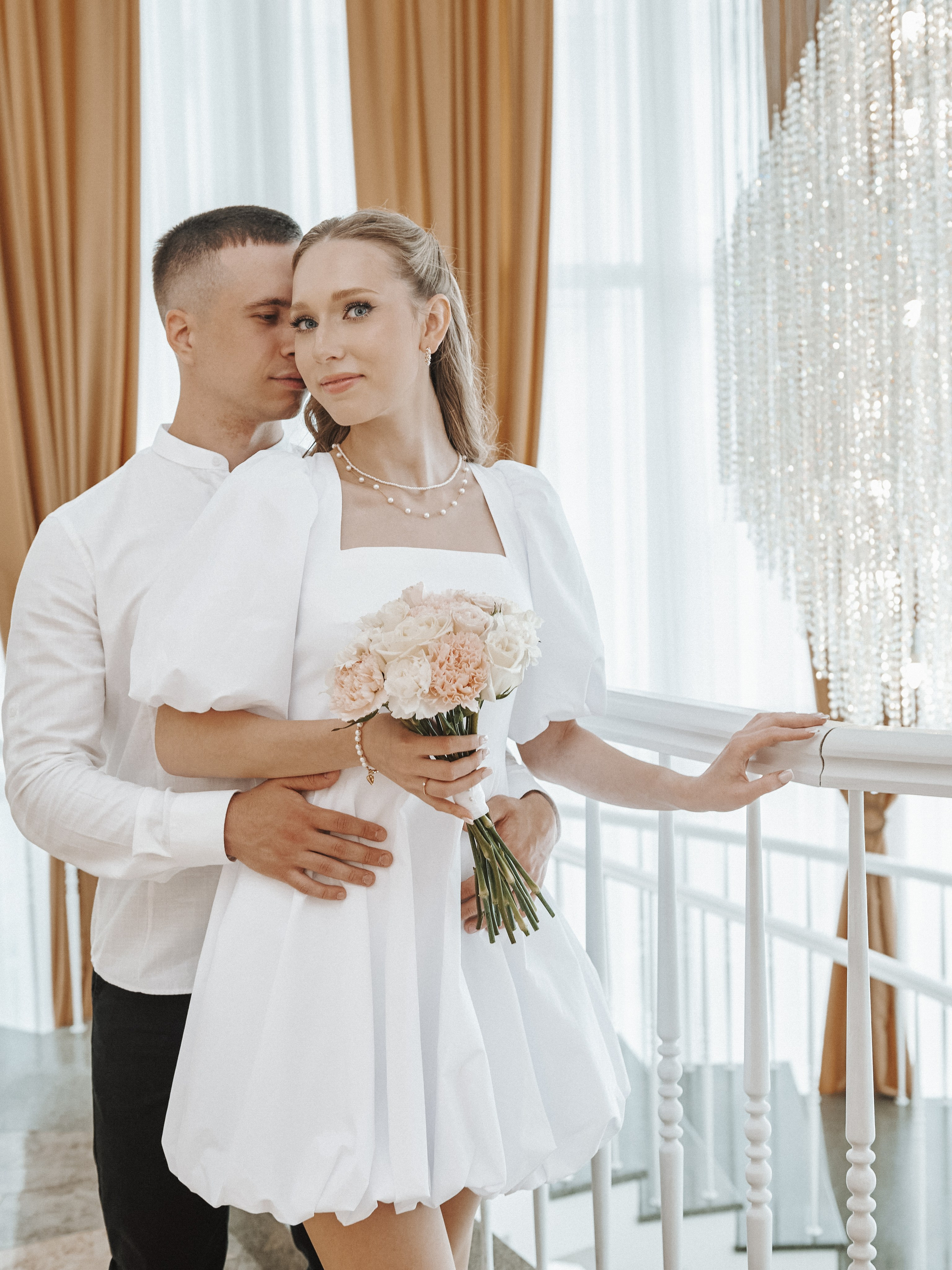 Молодожёны на фоне стеклянных фасадов ЖК Чикаго — идеальное сочетание городского стиля и нежности.