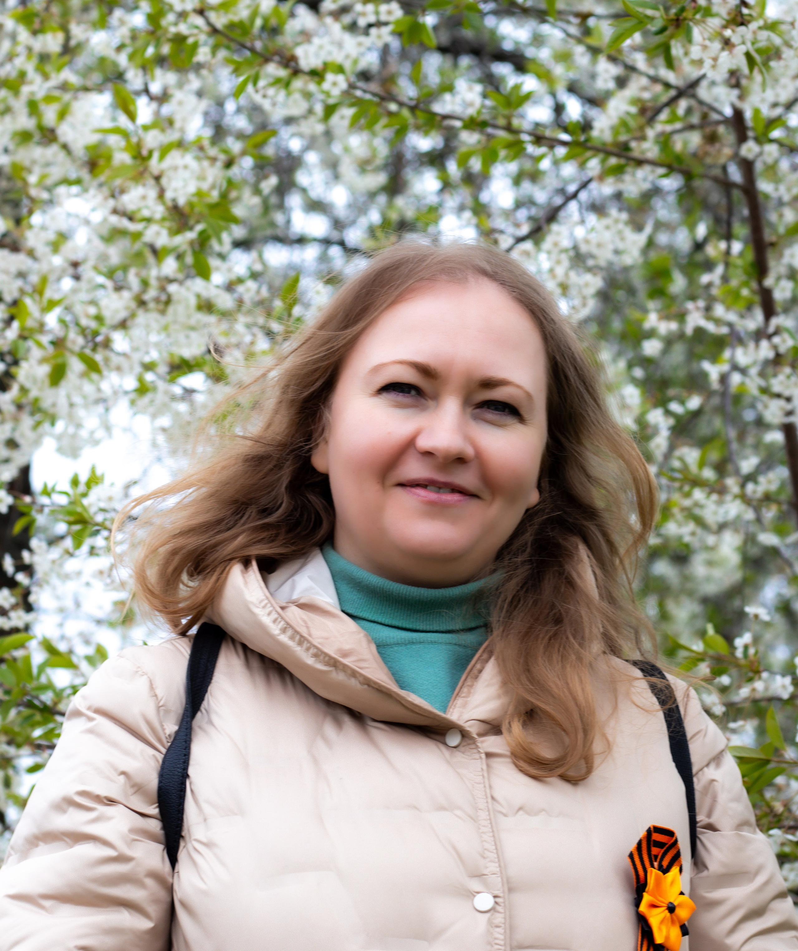 Фотосессия в цветущем саду среди белоснежных цветов вишни Москва прекрасная девушка на фоне цветов