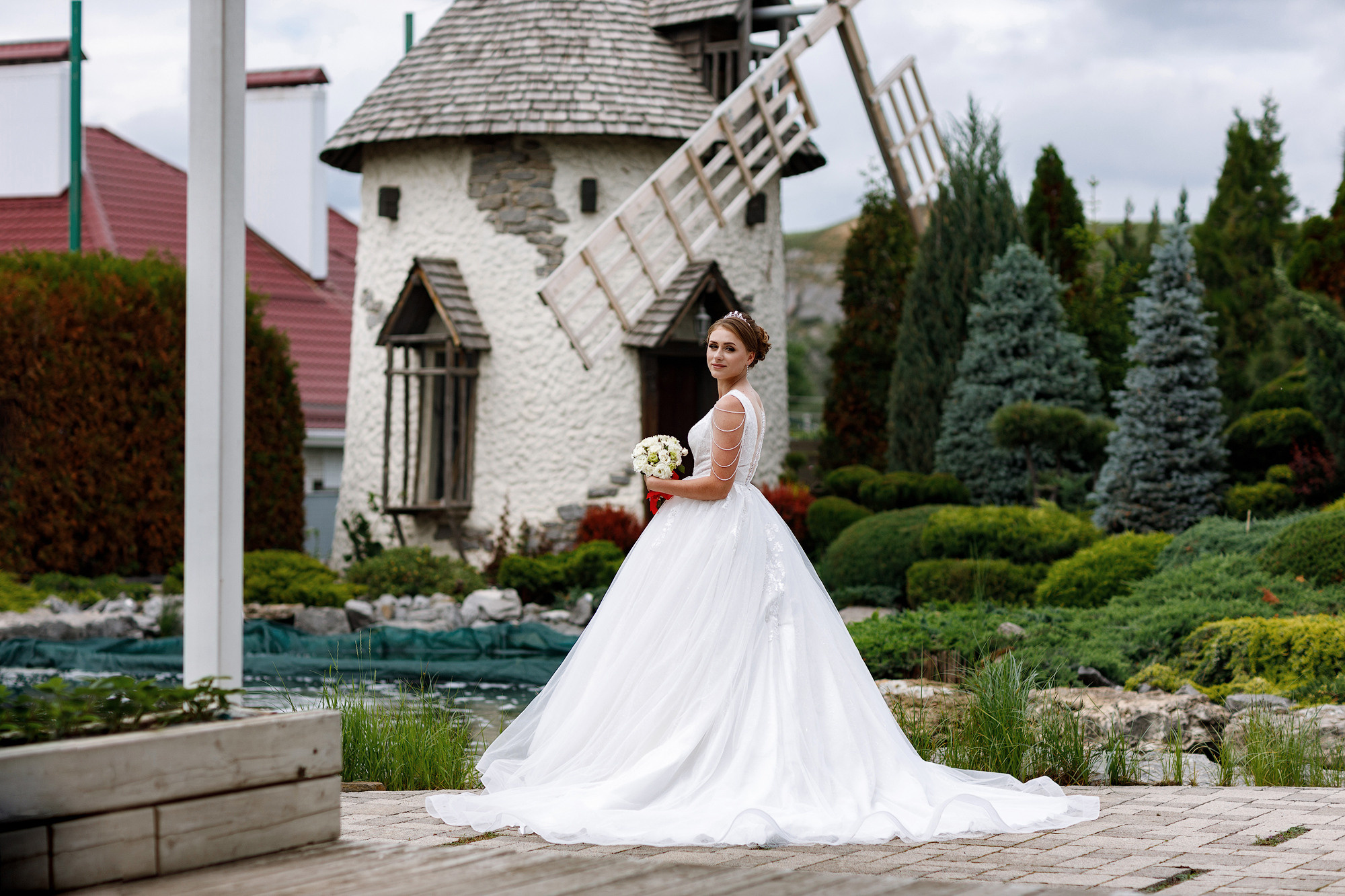 Невеста стоит в красивом свадебном платье 