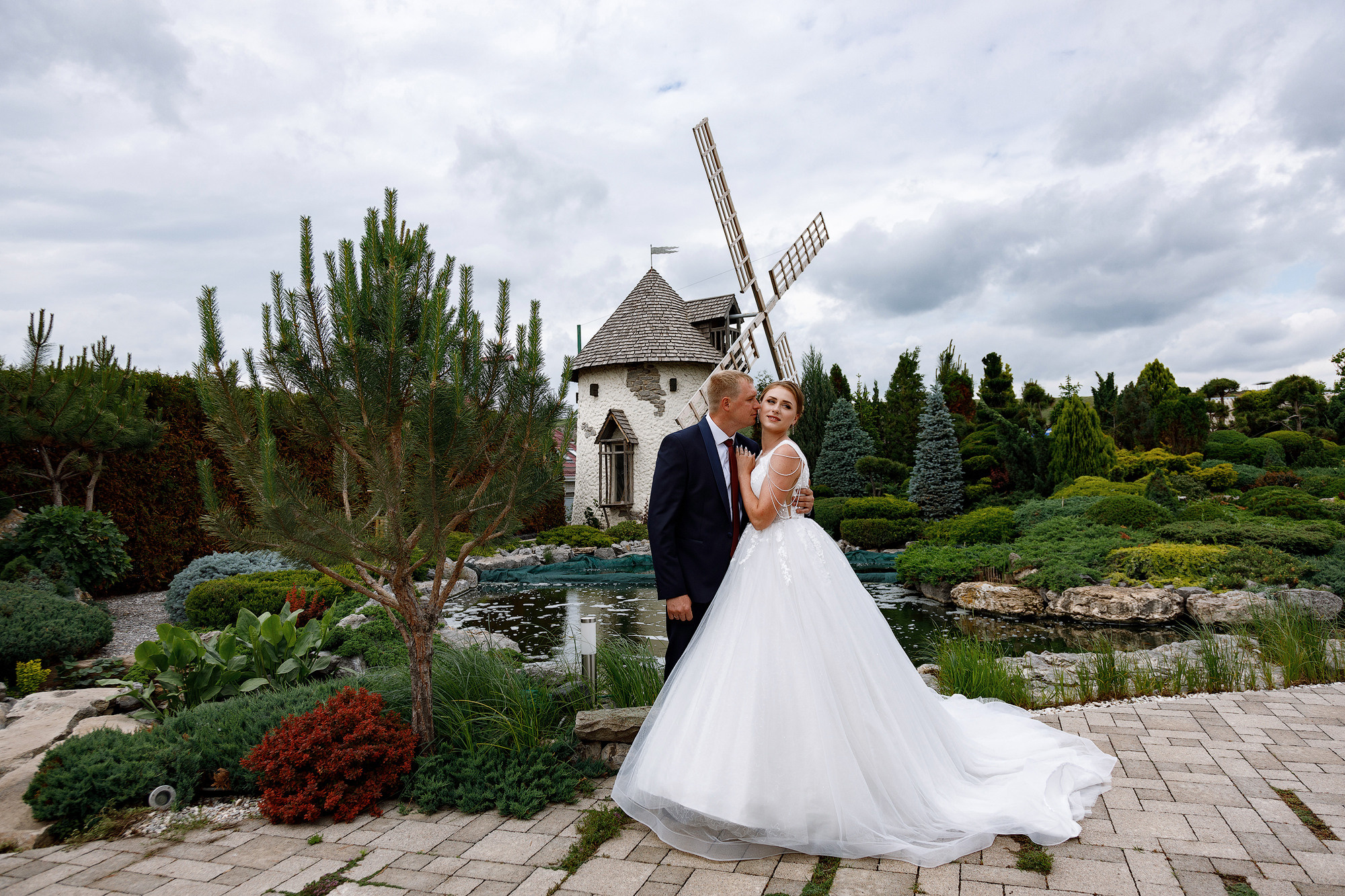 Жених целует невесту