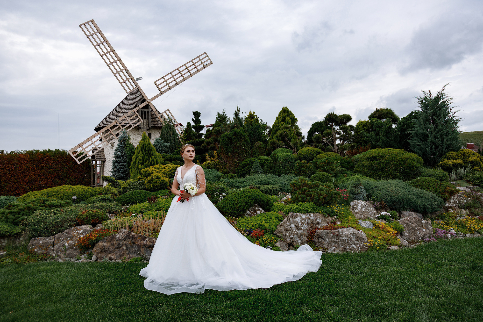 Невеста в свадебном платье со шлейфом