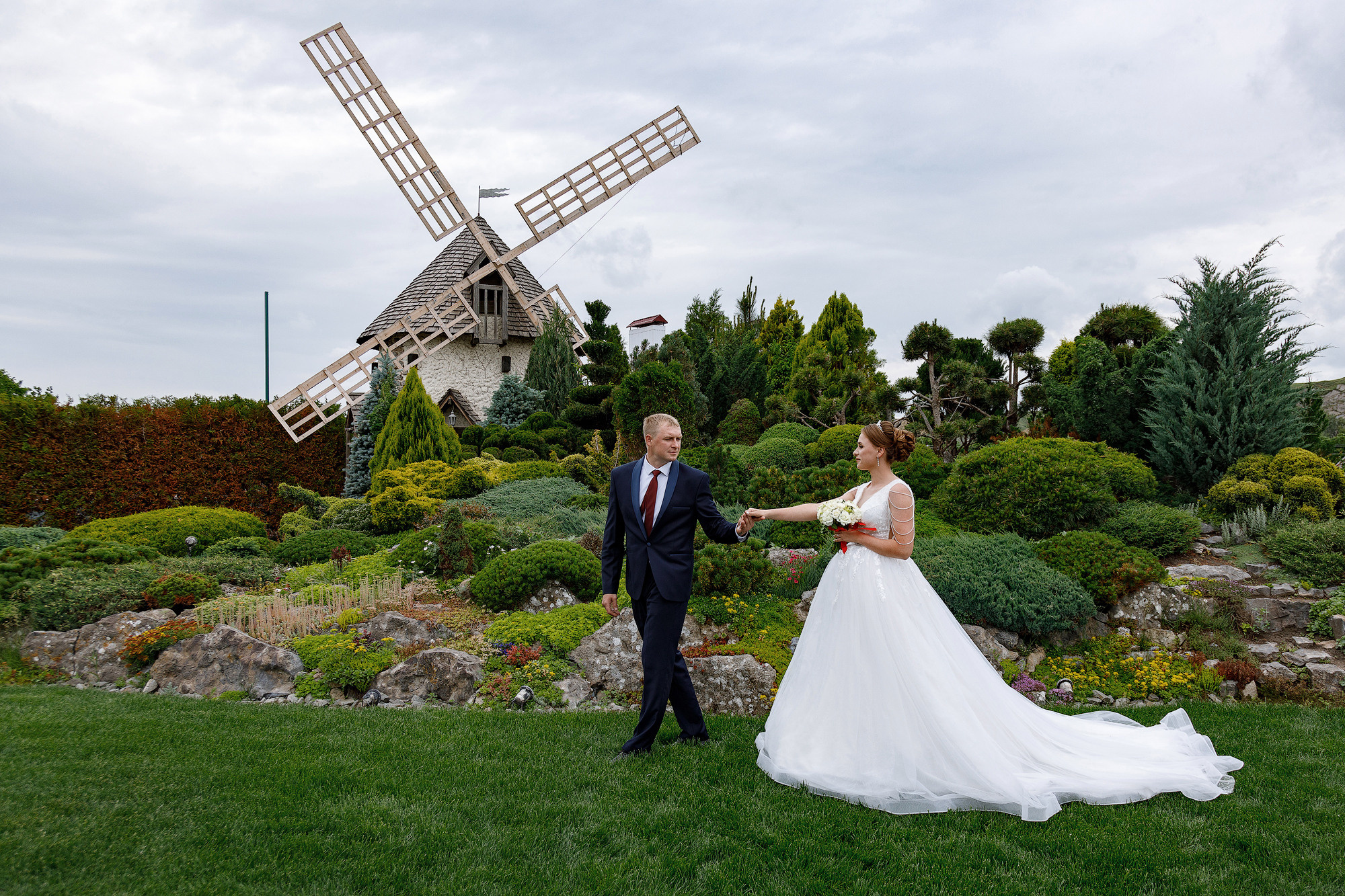 Жених ведёт невесту за руку