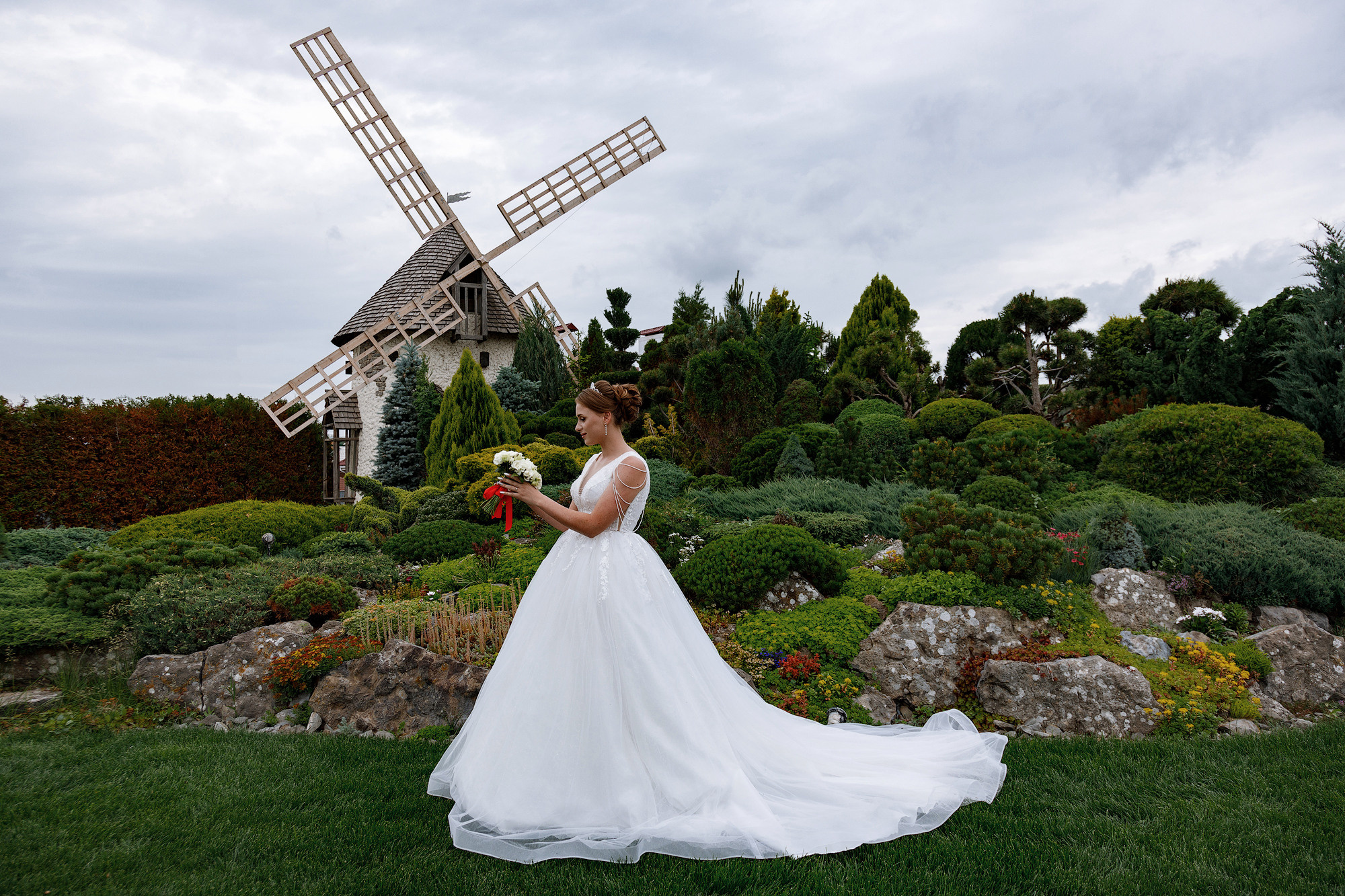 Невеста смотрит на букет