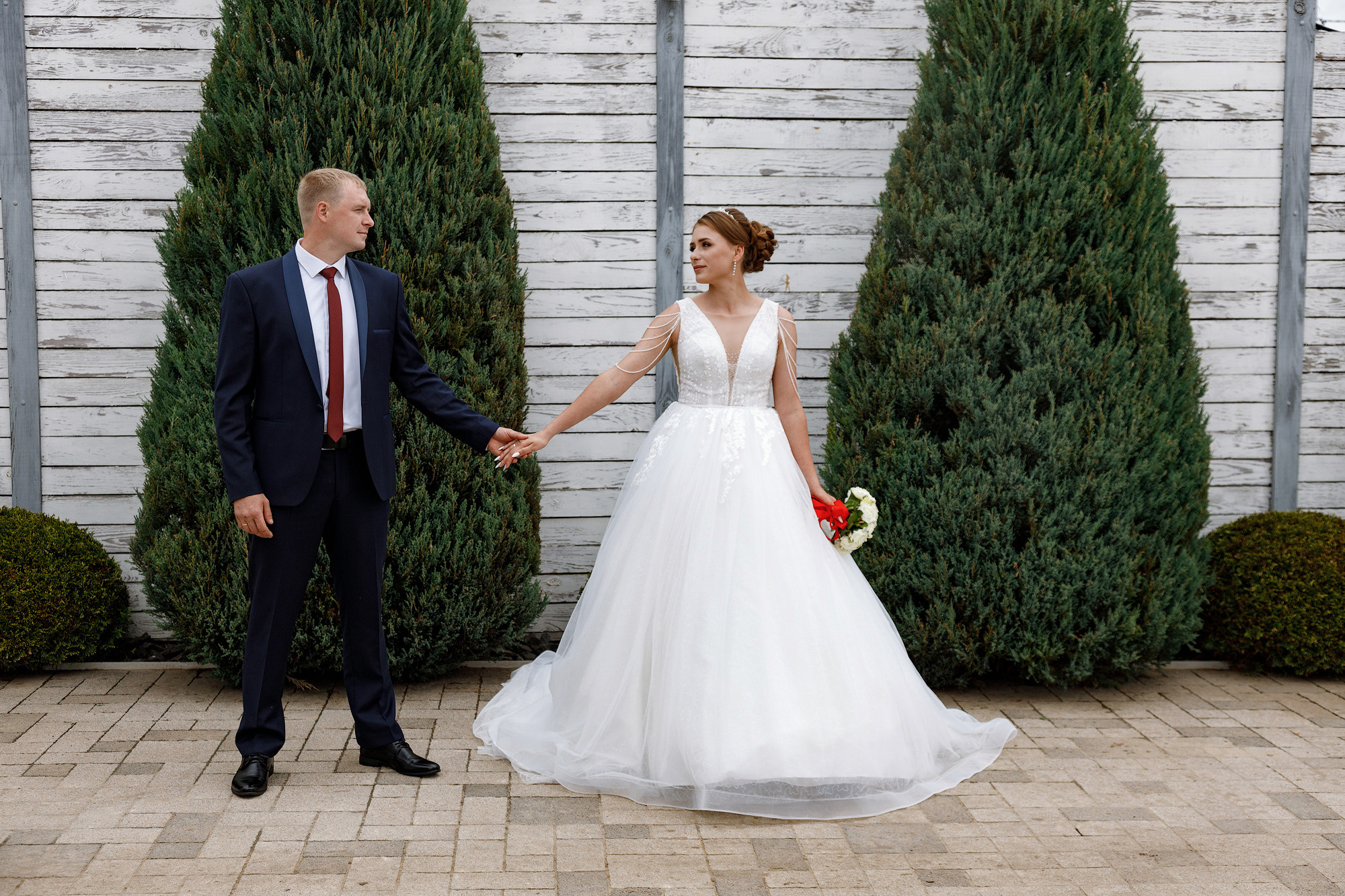 Жених и невеста держатся за руки