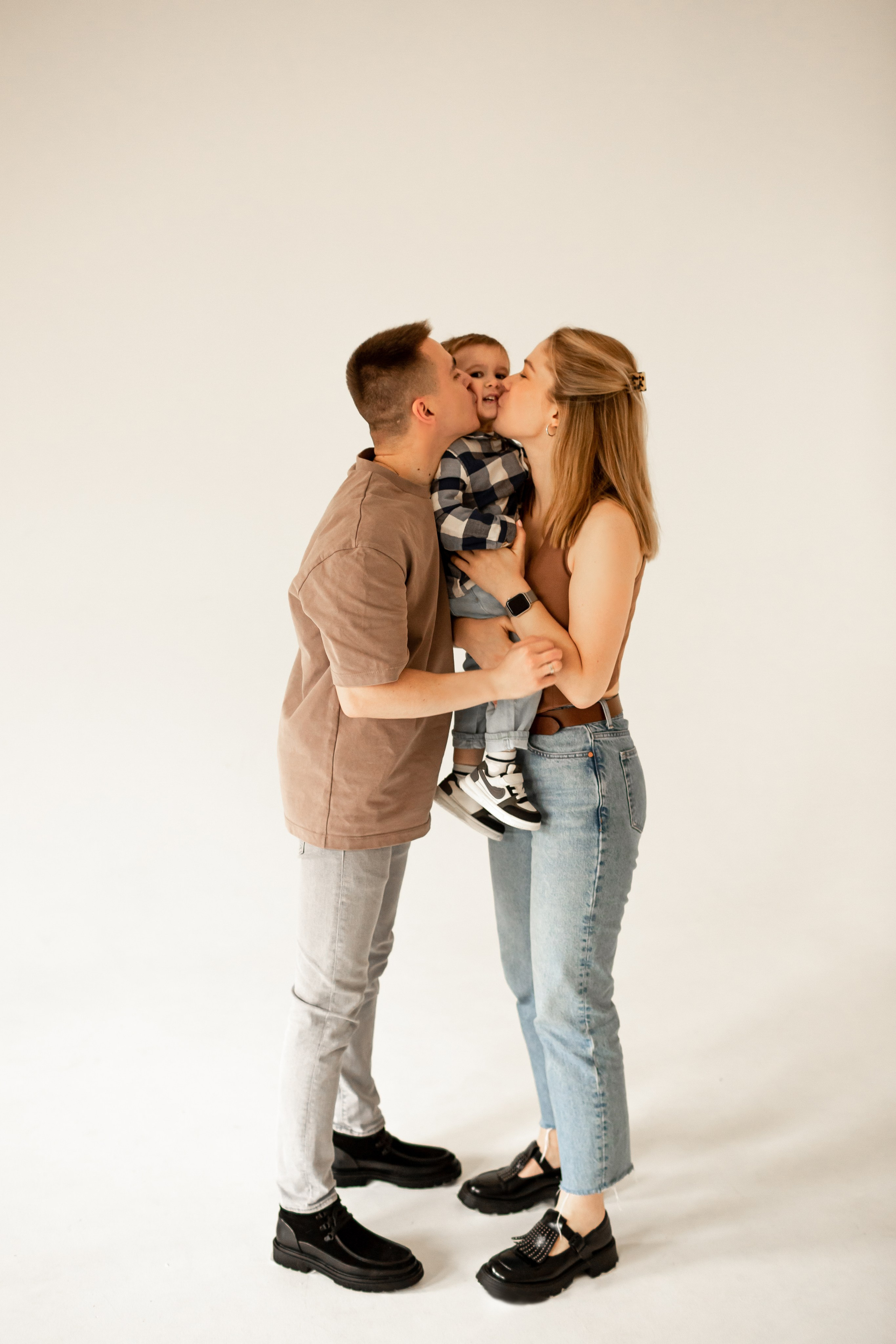 Семья Фурсал. Отрыв в студии. Свадебный фотограф Кирилл Белый