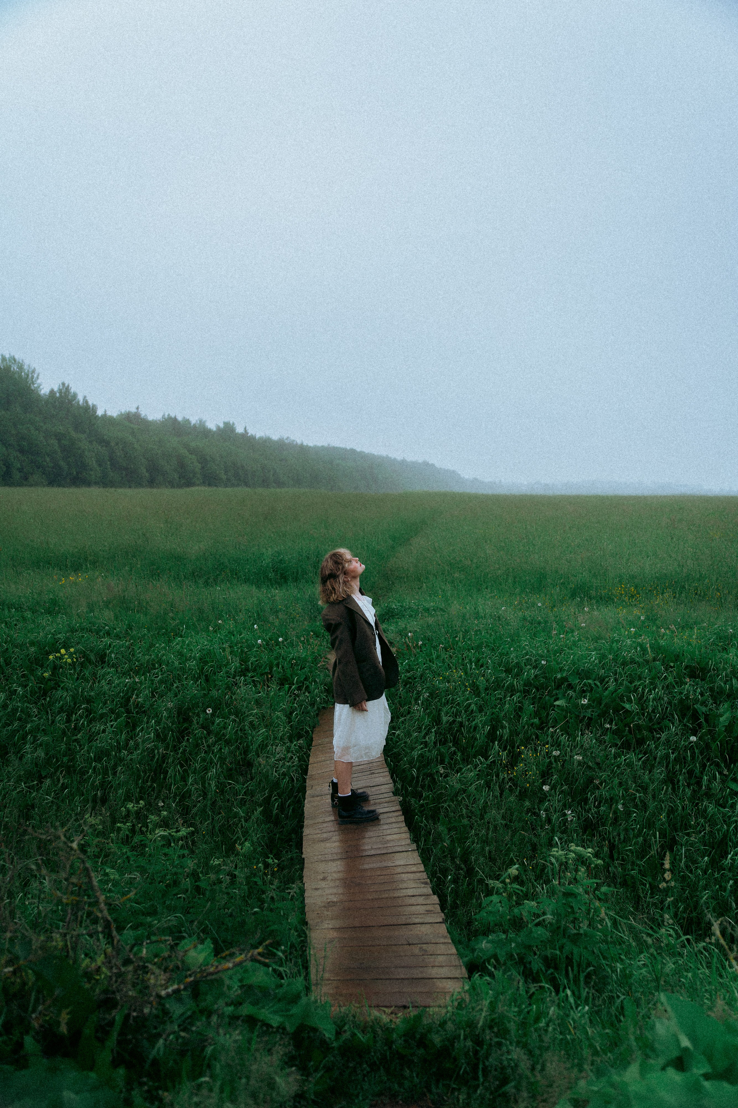 Девушка в поле, дождь