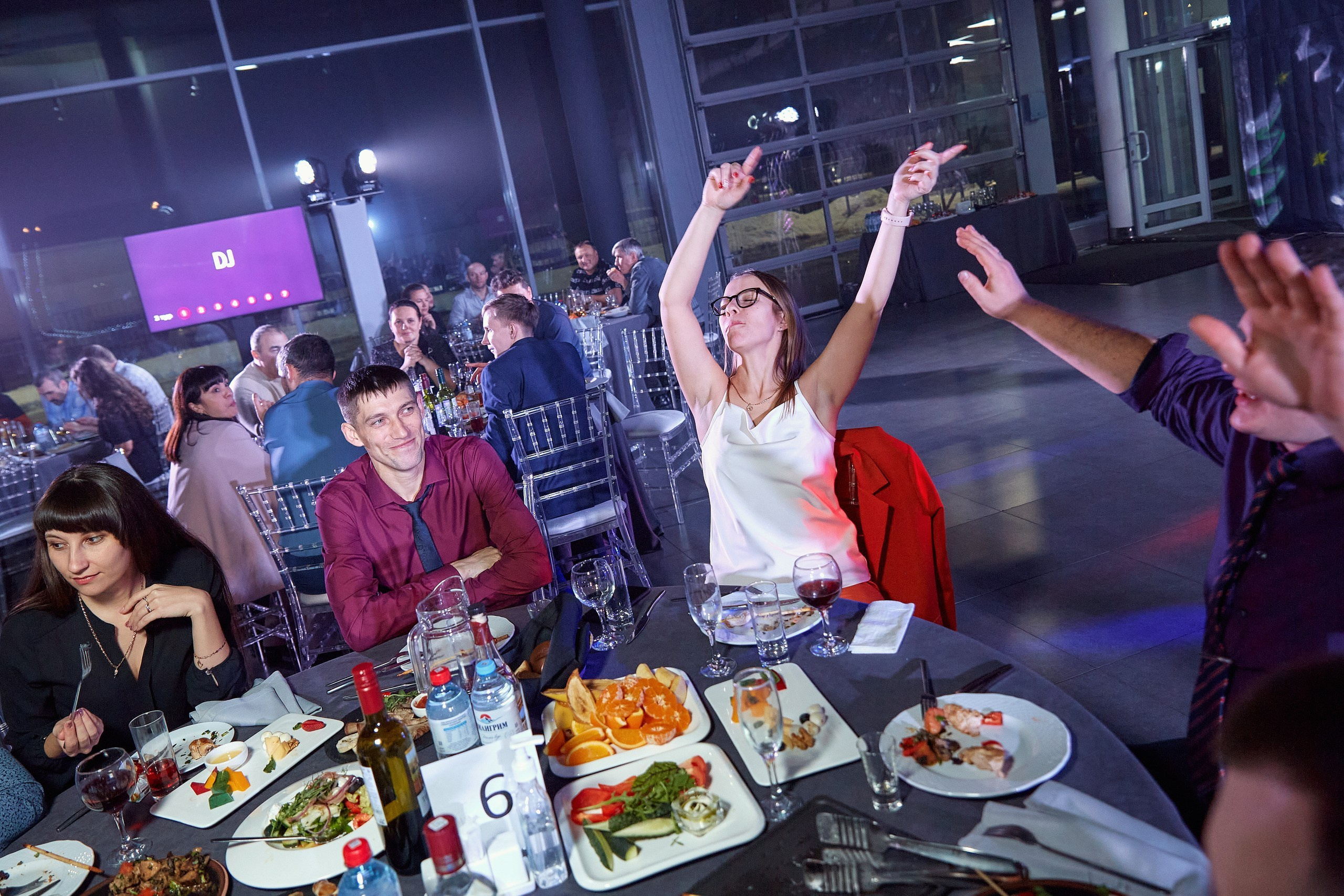 Транс-Инвест / Новогодний корпоратив на территории автосалона. Антон Артюшин, портретный фотограф. Москва