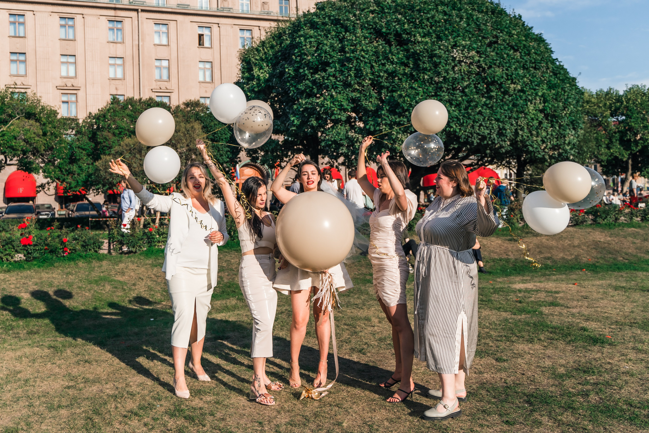 Фотосъемка девичника, встреча девушек, веселые женские портреты