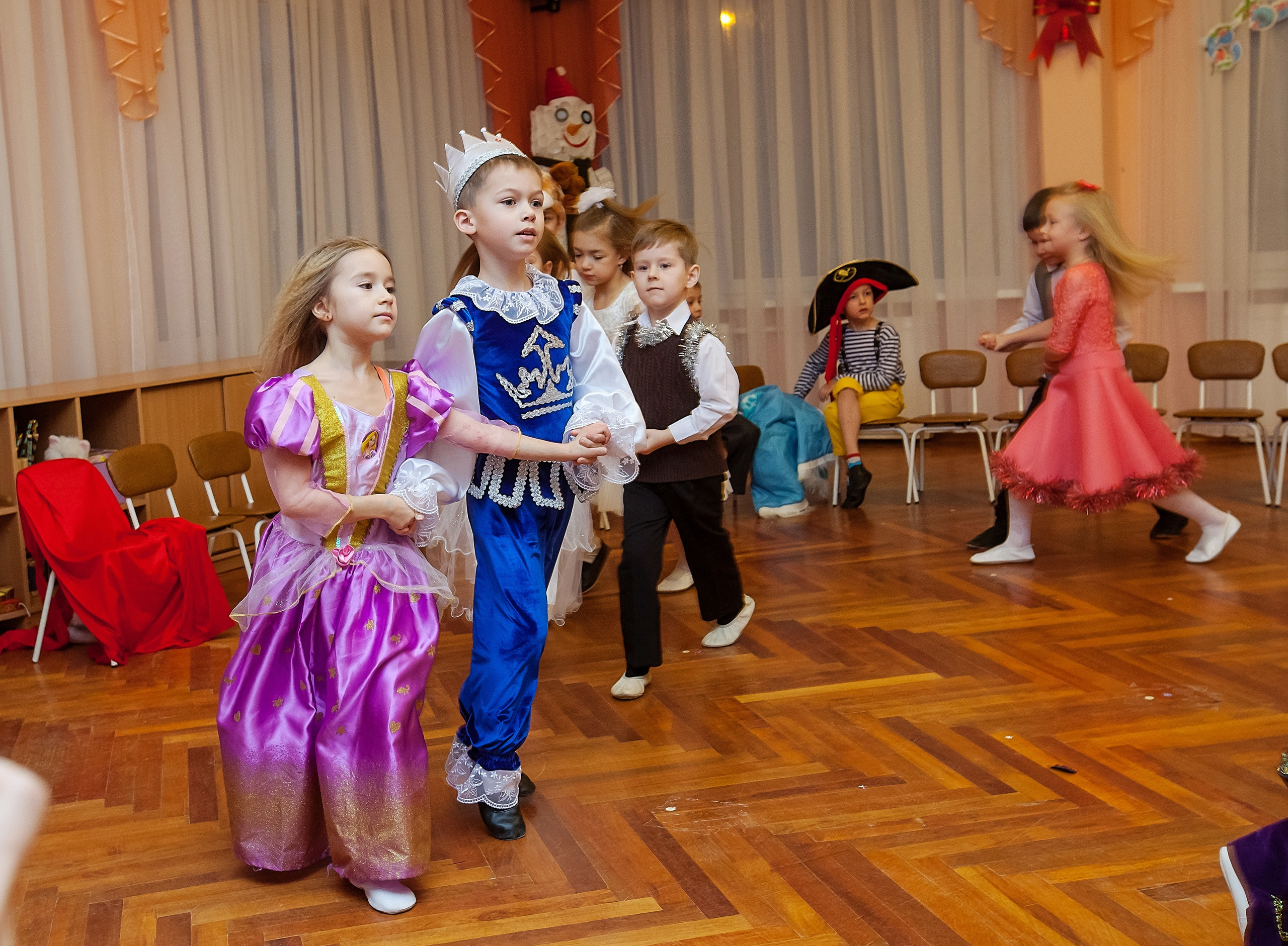 Фотография для выпускных альбомов в детском саду в выпускной группе в подготовительной группе детей фотограф для выпускных альбомов фото детей мастер-класс в детском саду краски портреты детей праздник в детском саду новый год в детском саду