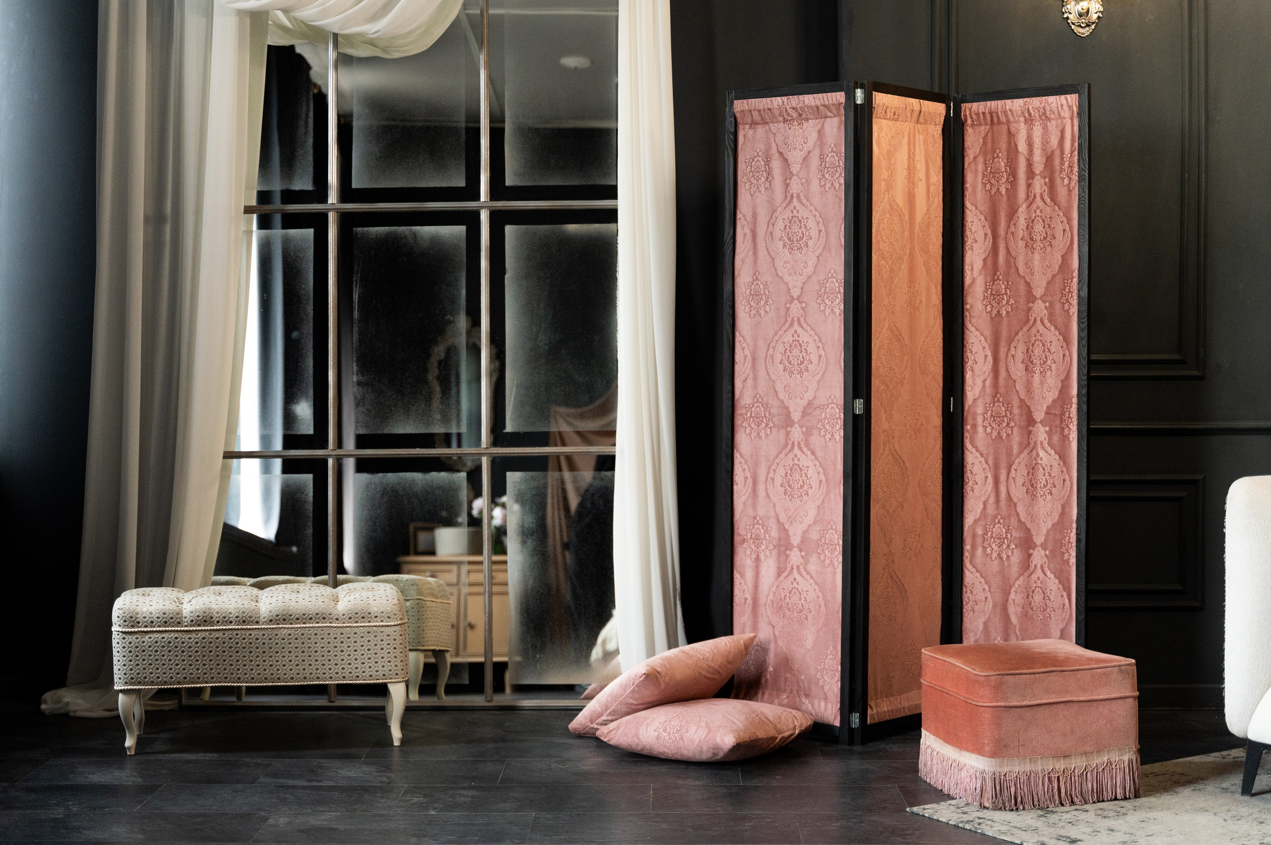 Темный зал для фотосессий в будуарном стиле. Эстетичный интерьер, все необходимое оборудование для съемки. 