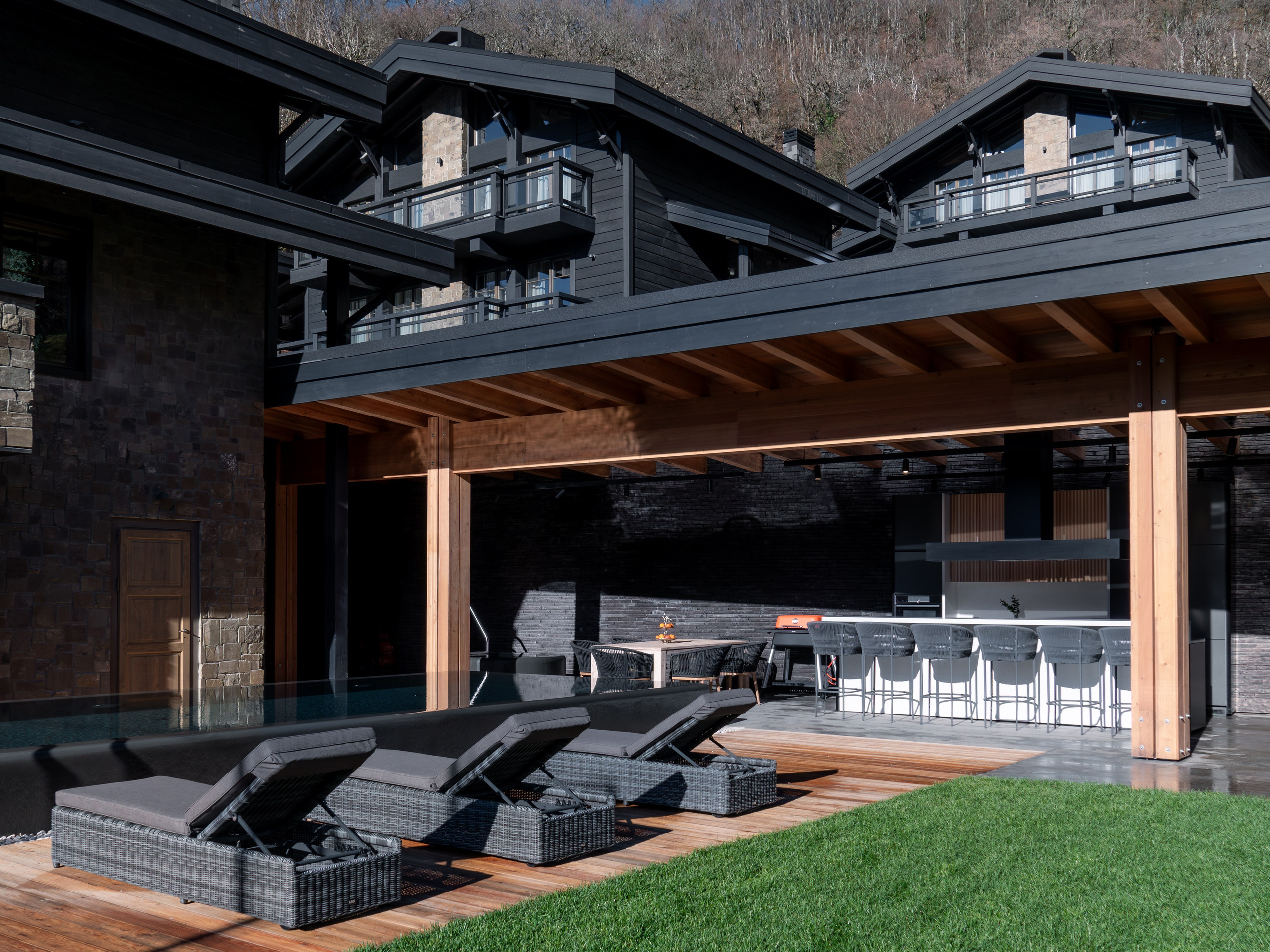 Загородный комплекс в стиле шале — экстерьер. Репортажный фотограф в Красной Поляне и Сочи Павлюченко Екатерина