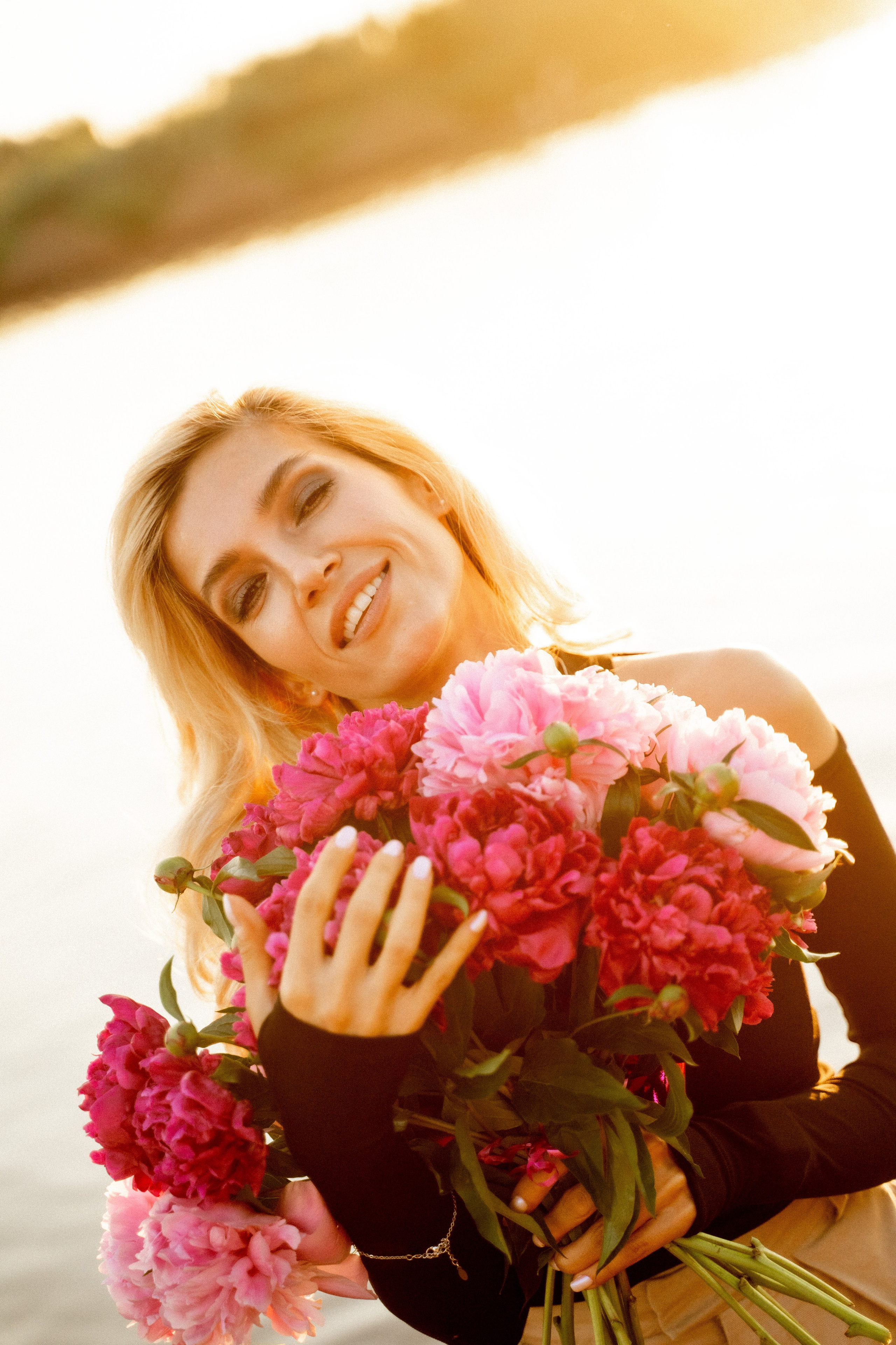 Девушки на берегу