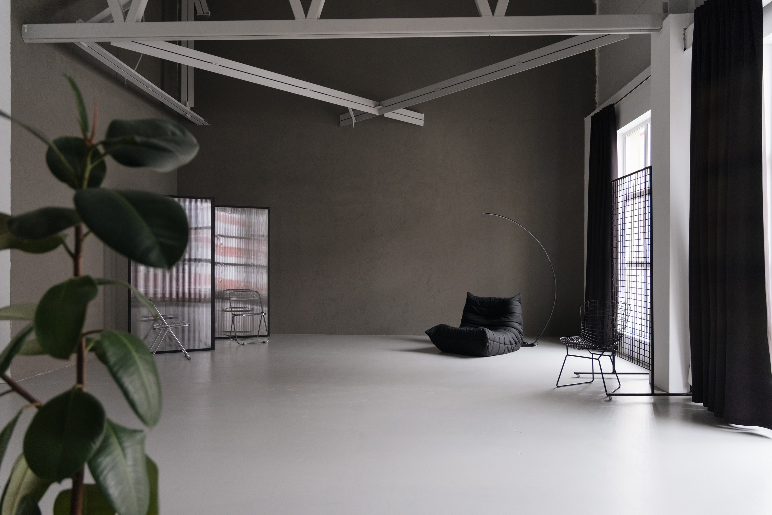 Зал Ньютон Фотостудия CIRCLE 2.0, расположенная в городе Сургут. Профессиональный фотограф Анна Старцева. Интерьер зала украшен минималистичным дизайном с использованием белого цвета и естественного освещения, создавая уютную атмосферу для фотосессий различного формата. Пространство идеально подходит для творческих портретных съемок, семейных фотографий и коммерческих проектов.