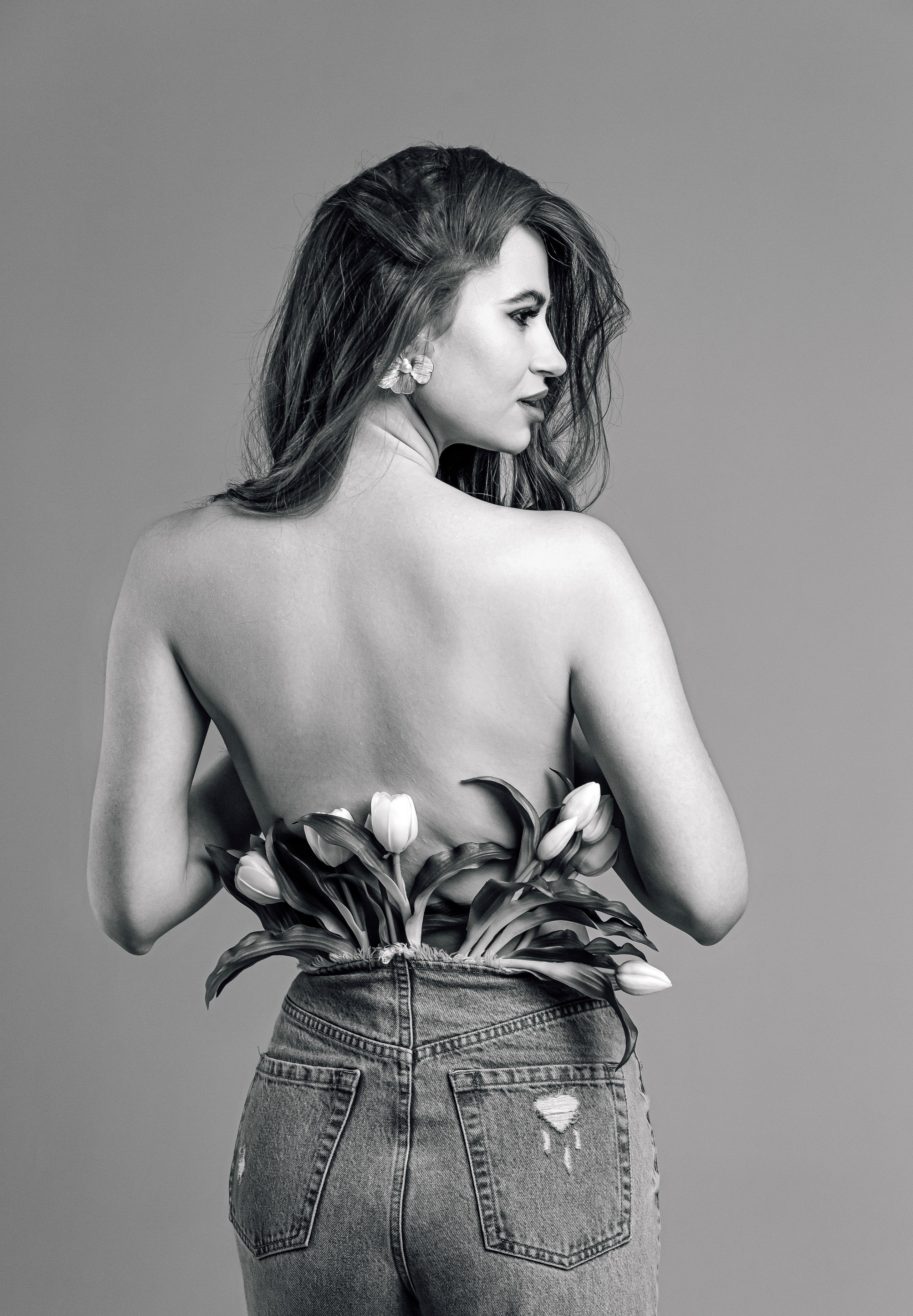 Синие джинсы — белые тюльпаны. Вера Соколова фотограф Воронеж