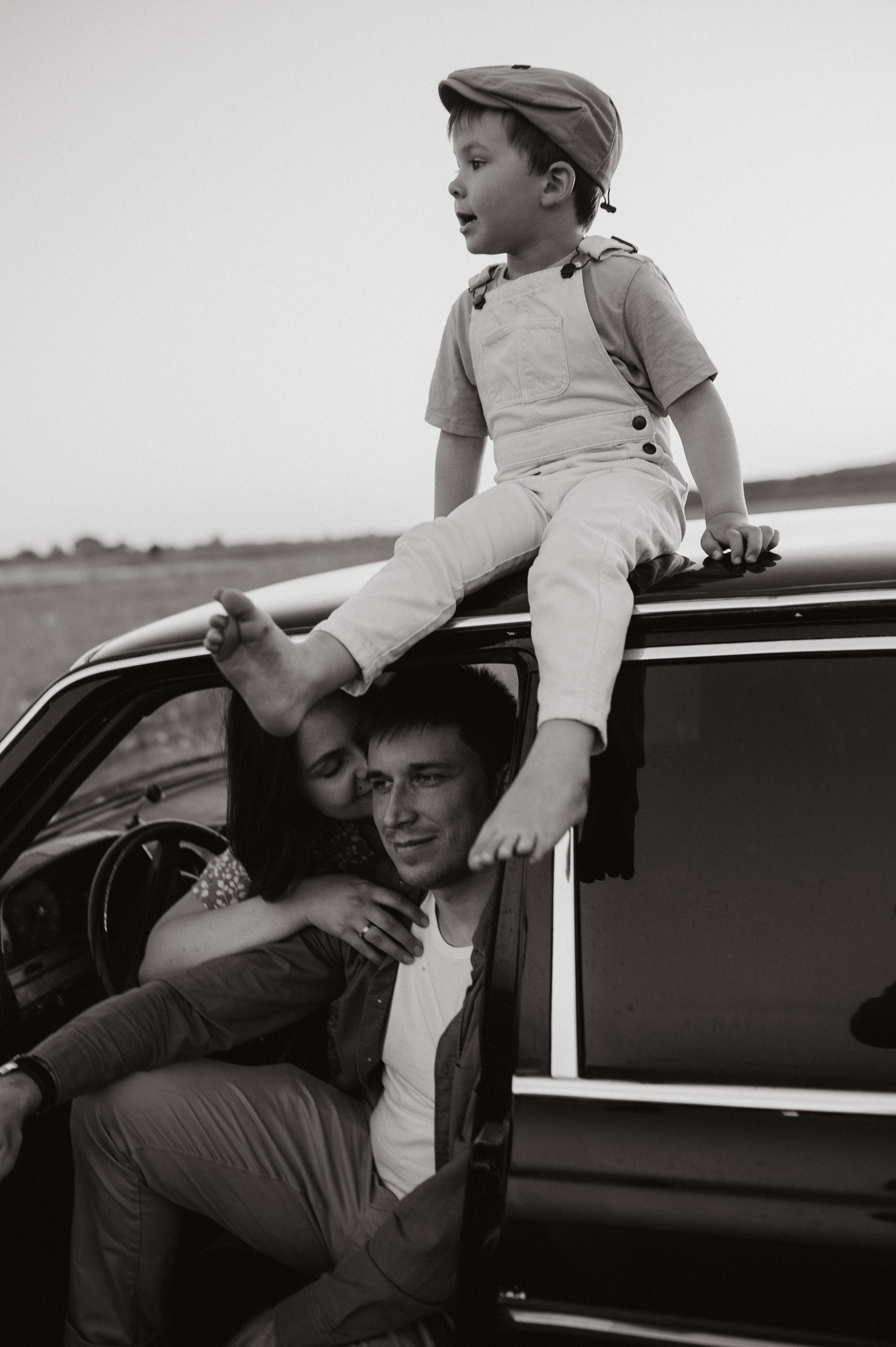 С машиной. Семейный фотограф Нагорнова Виктория