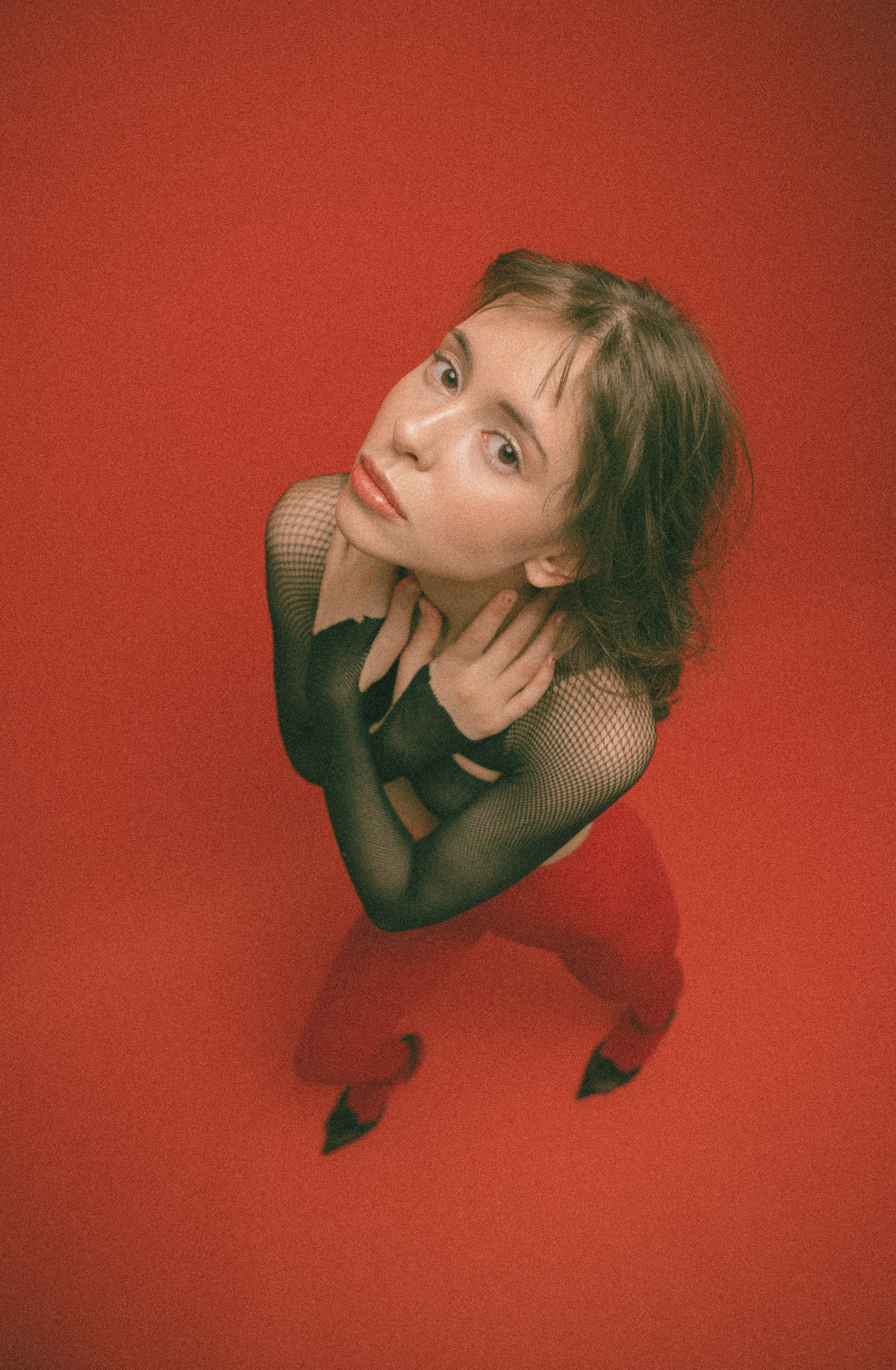 Лиза (Красный фон). Креативный, коммерческий фотограф в Москве