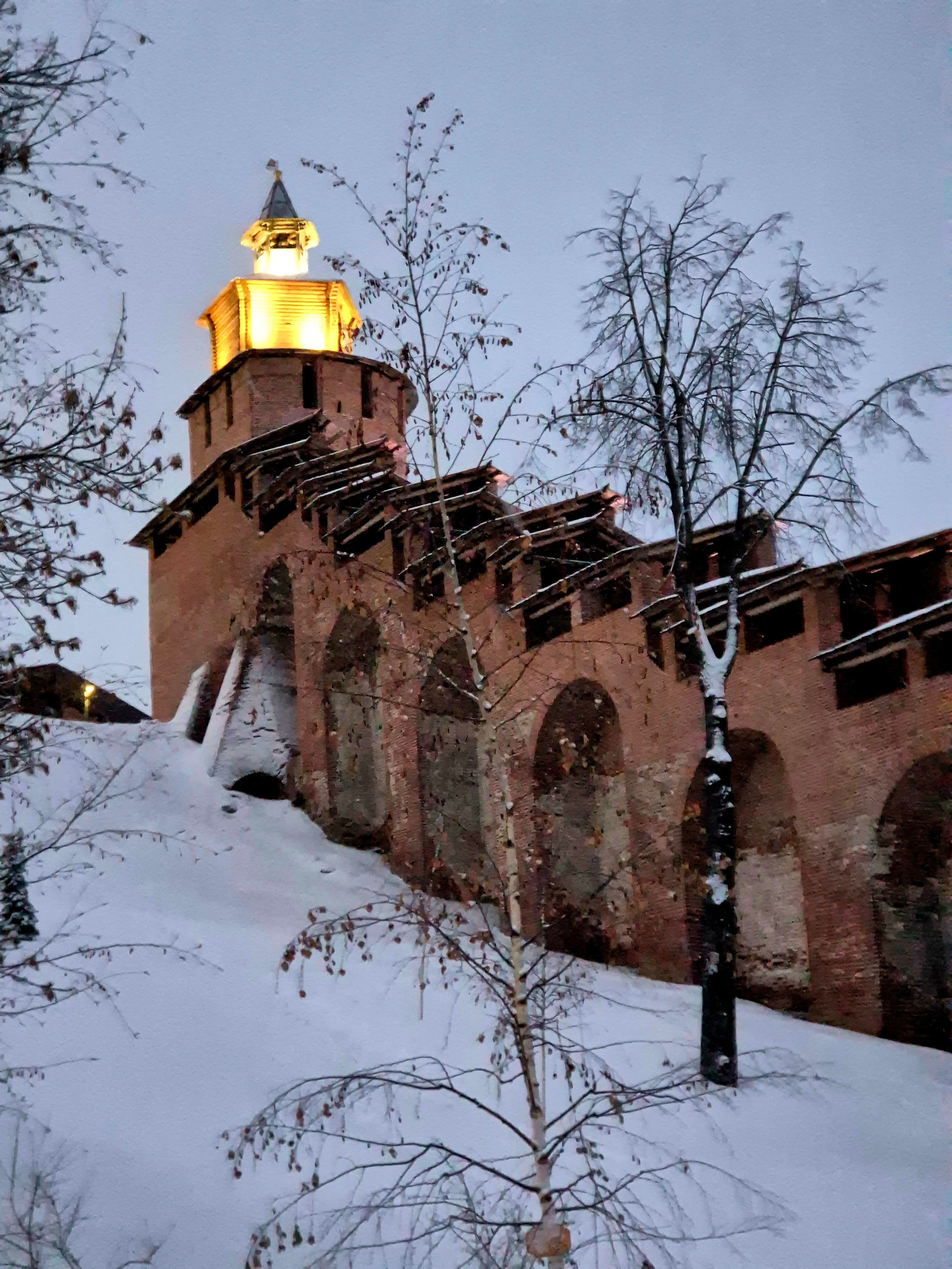 Часовая башня. На сайте Кремля отдельное предупреждение, что на стене - высокие ступени, до 30 см