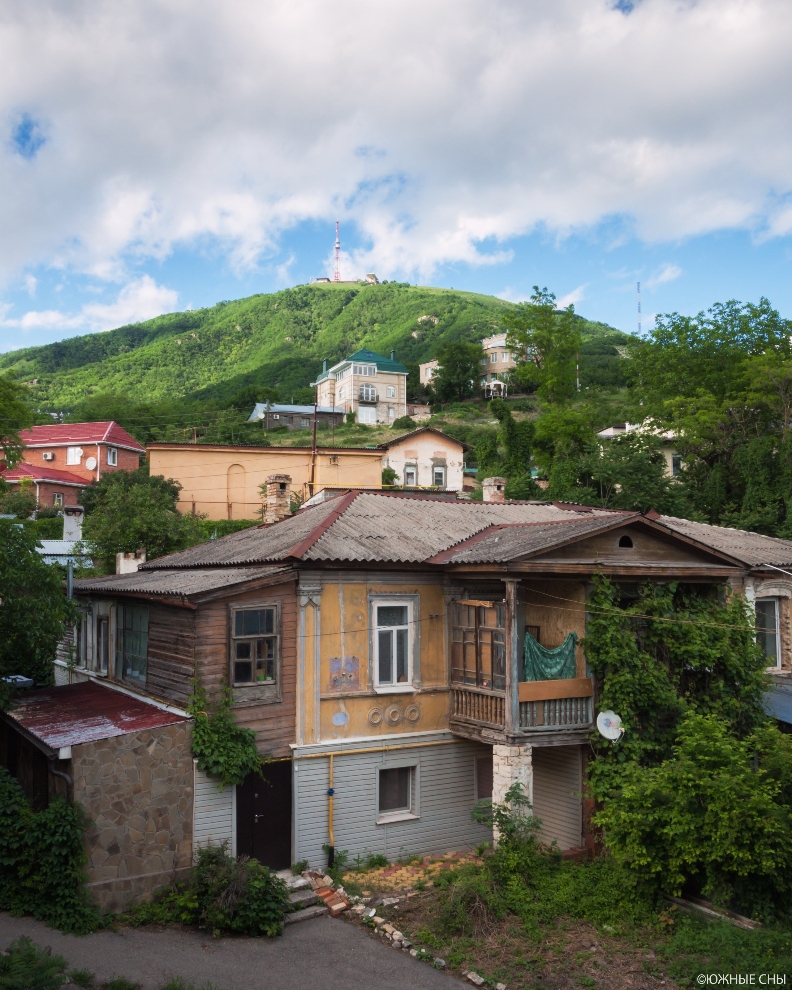 Старый дом в Пятигорске и гора Машук
