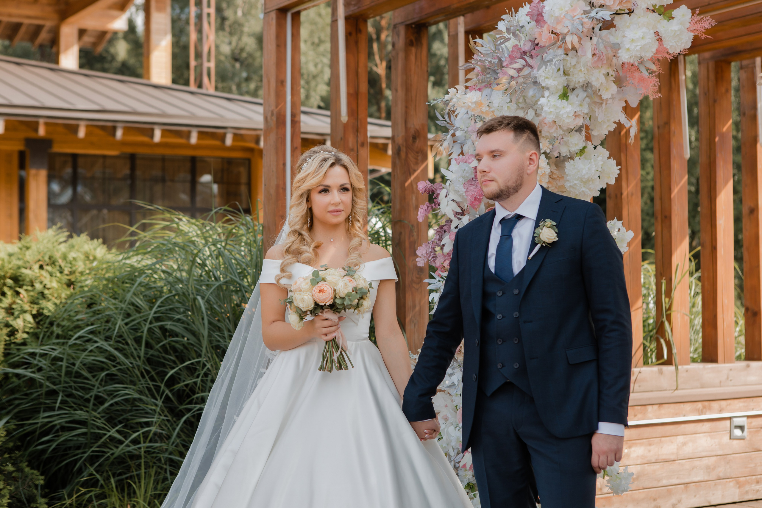 Юрий и Кристина. Видеосъемка и фотосъемка свадеб. Фотограф и оператор на свадьбу. Видеосъемка подкастов, собственная видео-фотостудии. Предметная фотосъемка