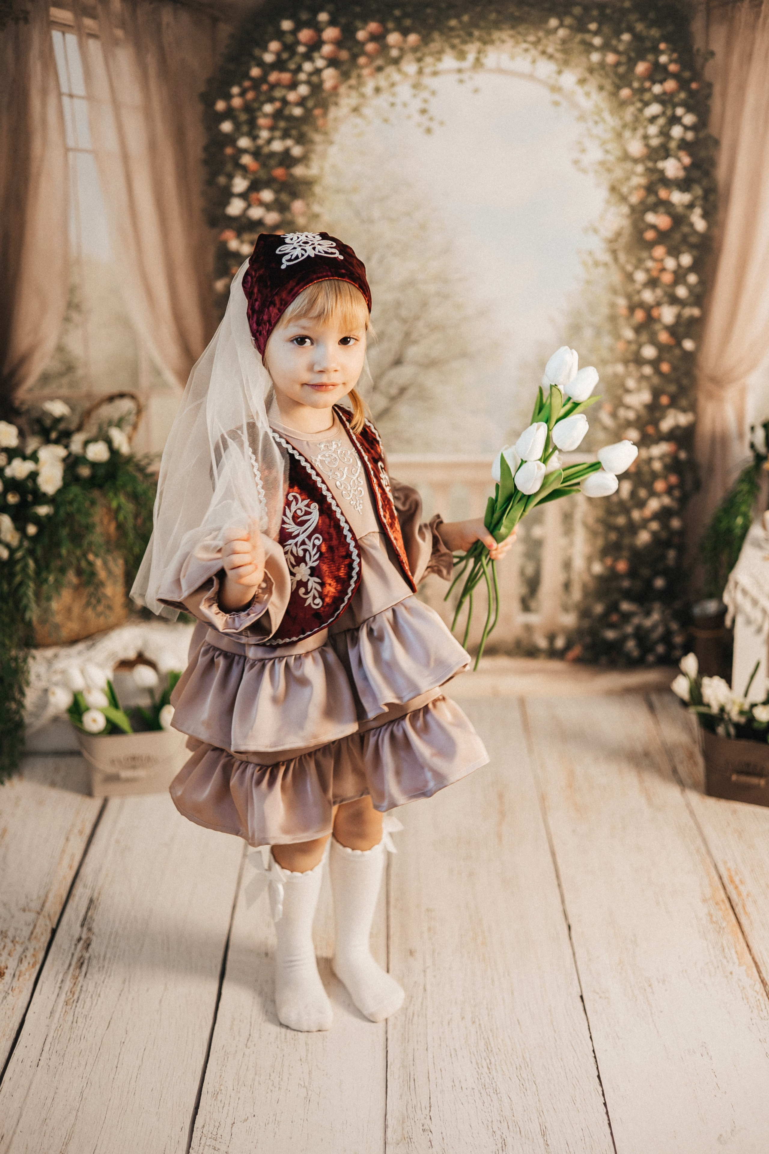 <img src="ml.jpg" alt="Татарский национальный костюм для днвочки. Стилизованная фотозона в татарском стиле. Фотопроект. Детсая фотостудия">