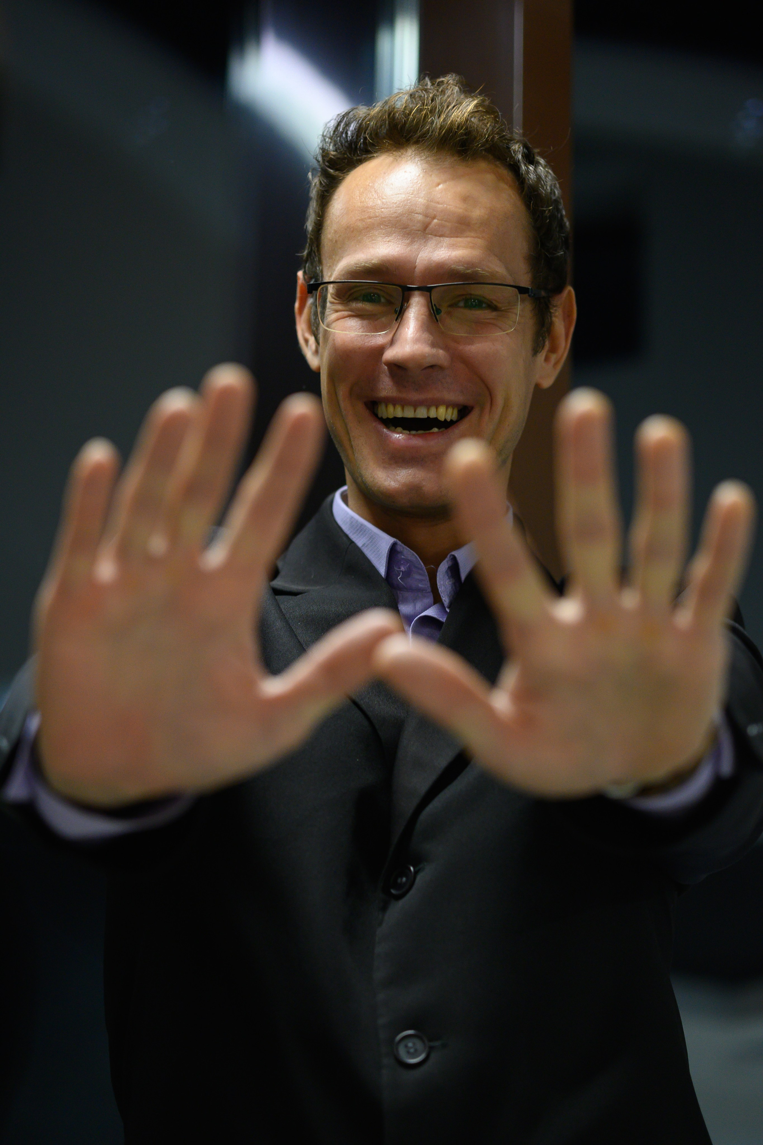 22.Средний план, взгляд в камеру