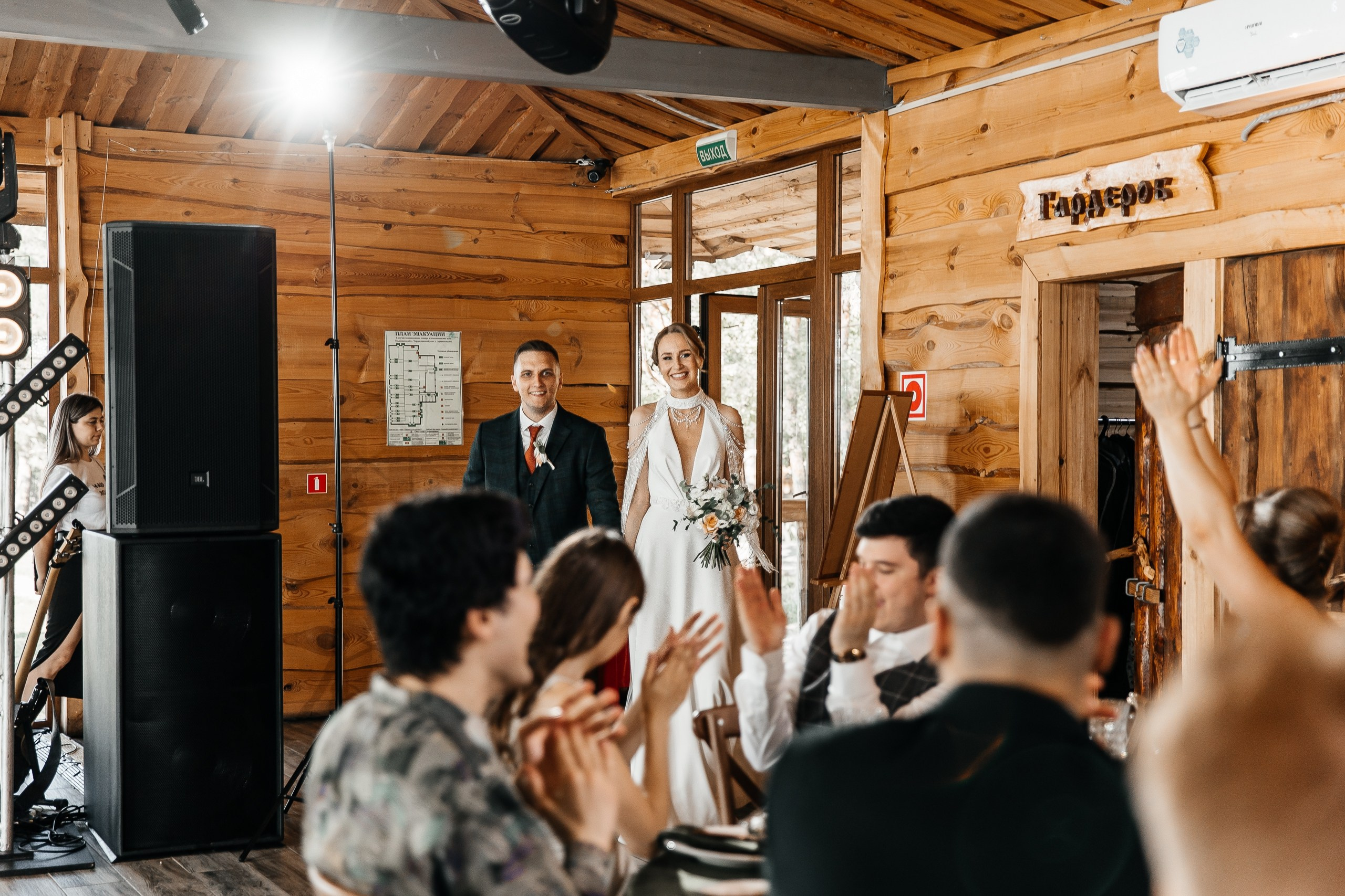 Здравствуйте! Я&nbsp;свадебный фотограф из&nbsp;Ульяновска, работаю в&nbsp;том числе по&nbsp;всей России и&nbsp;с&nbsp;выездом за&nbsp;границу. Снимаю свадьбы, lovestory, корпоративы, светский репортаж. Провожу обучение по&nbsp;фотографии, мастер-классы и&nbsp;воркшопы для других фотографов.