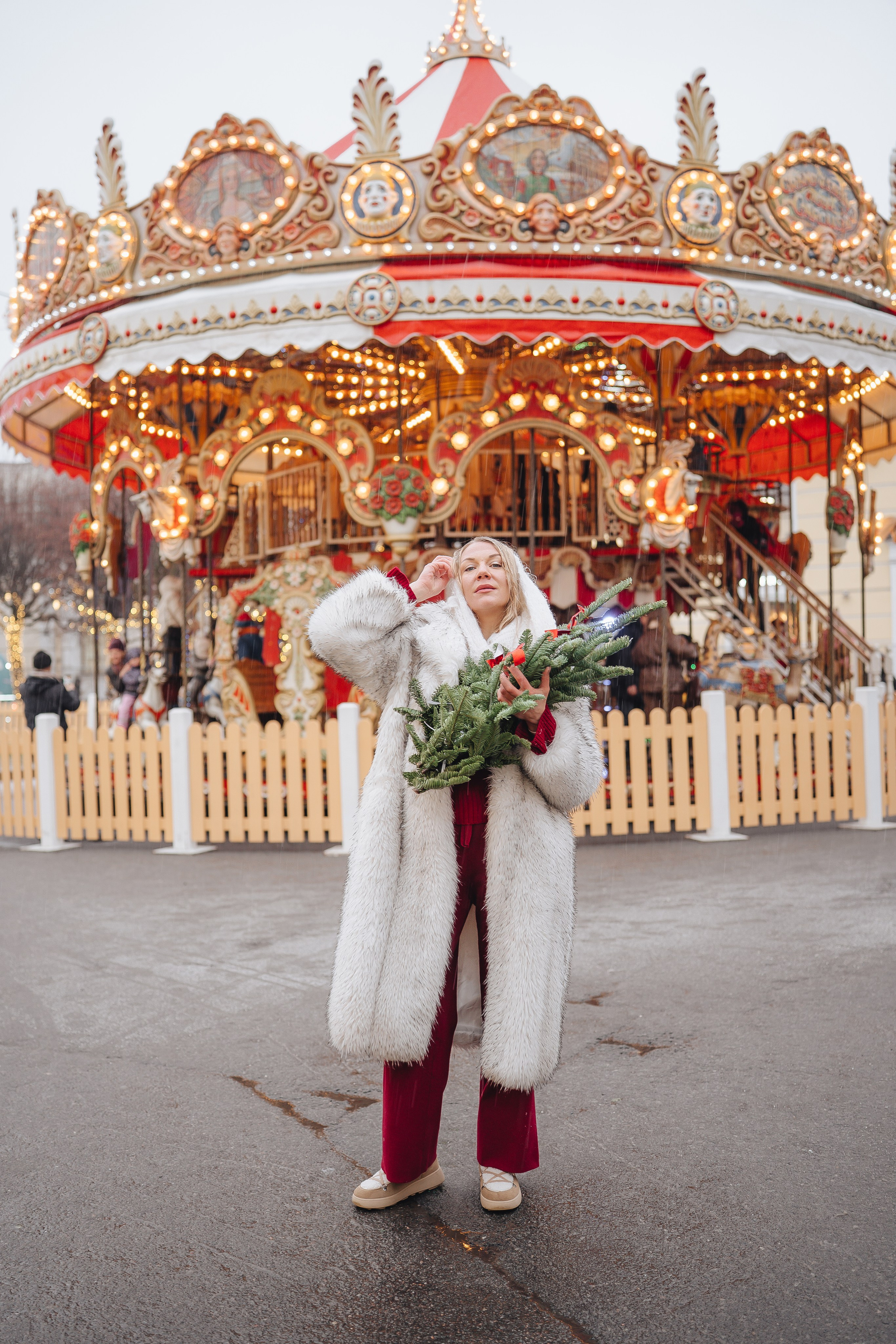 ПРОГУЛКА НА МАНЕЖНОЙ ПЛОЩАДИ ДЛЯ ДЕВУШКИ ПЕРЕД НОВЫМ ГОДОМ (НОВОГОДНЯЯ ФОТОСЕССИИЯ НА МАНЕЖНОЙ ПЛОЩАДИ). Профессиональный фотограф, Санкт-Петербург — Виктория Богомолова