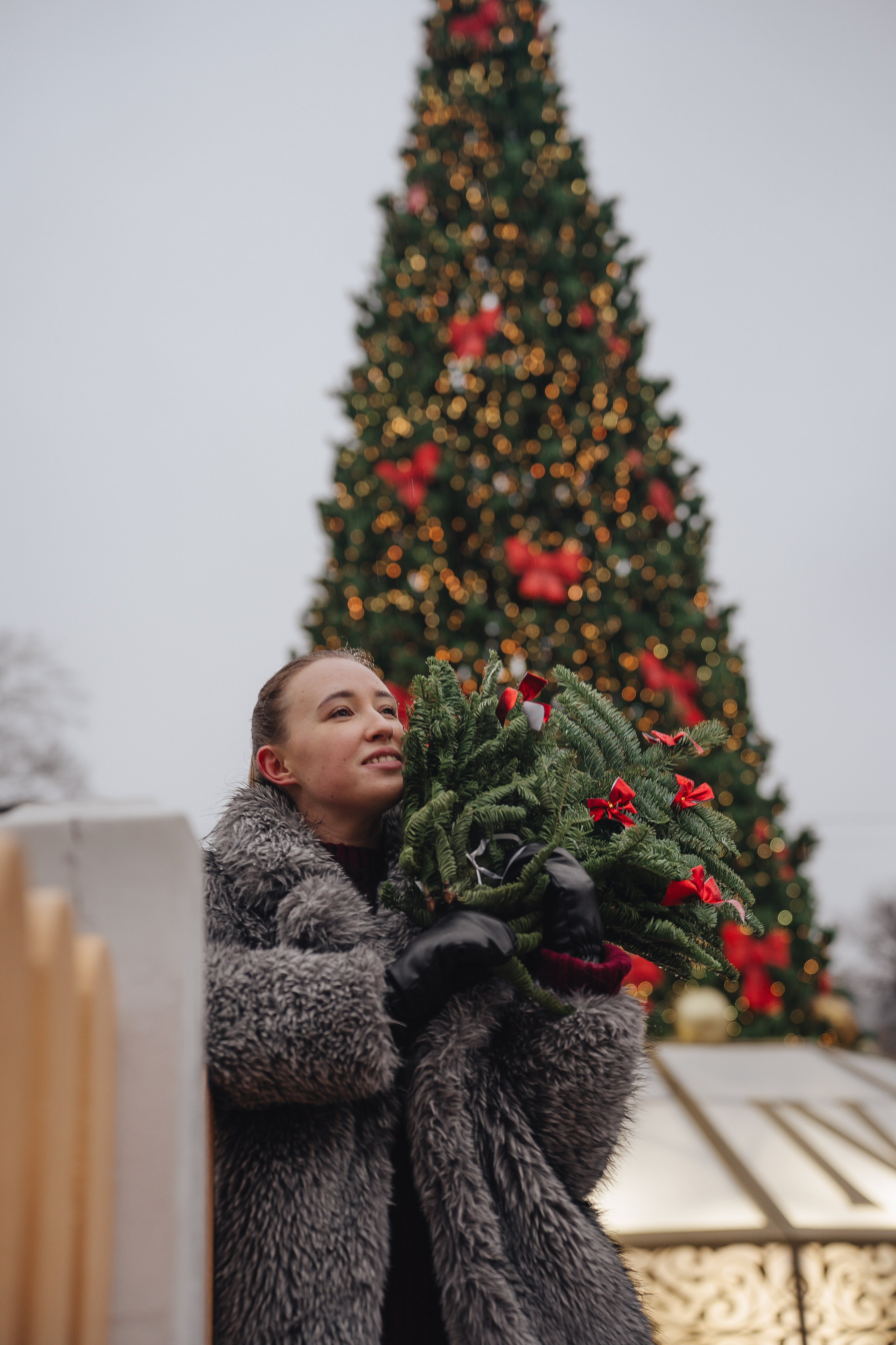 ПРОГУЛКА НА МАНЕЖНОЙ ПЛОЩАДИ ДЛЯ ДЕВУШКИ ПЕРЕД НОВЫМ ГОДОМ (НОВОГОДНЯЯ ФОТОСЕССИИЯ НА МАНЕЖНОЙ ПЛОЩАДИ). Профессиональный фотограф, Санкт-Петербург — Виктория Богомолова