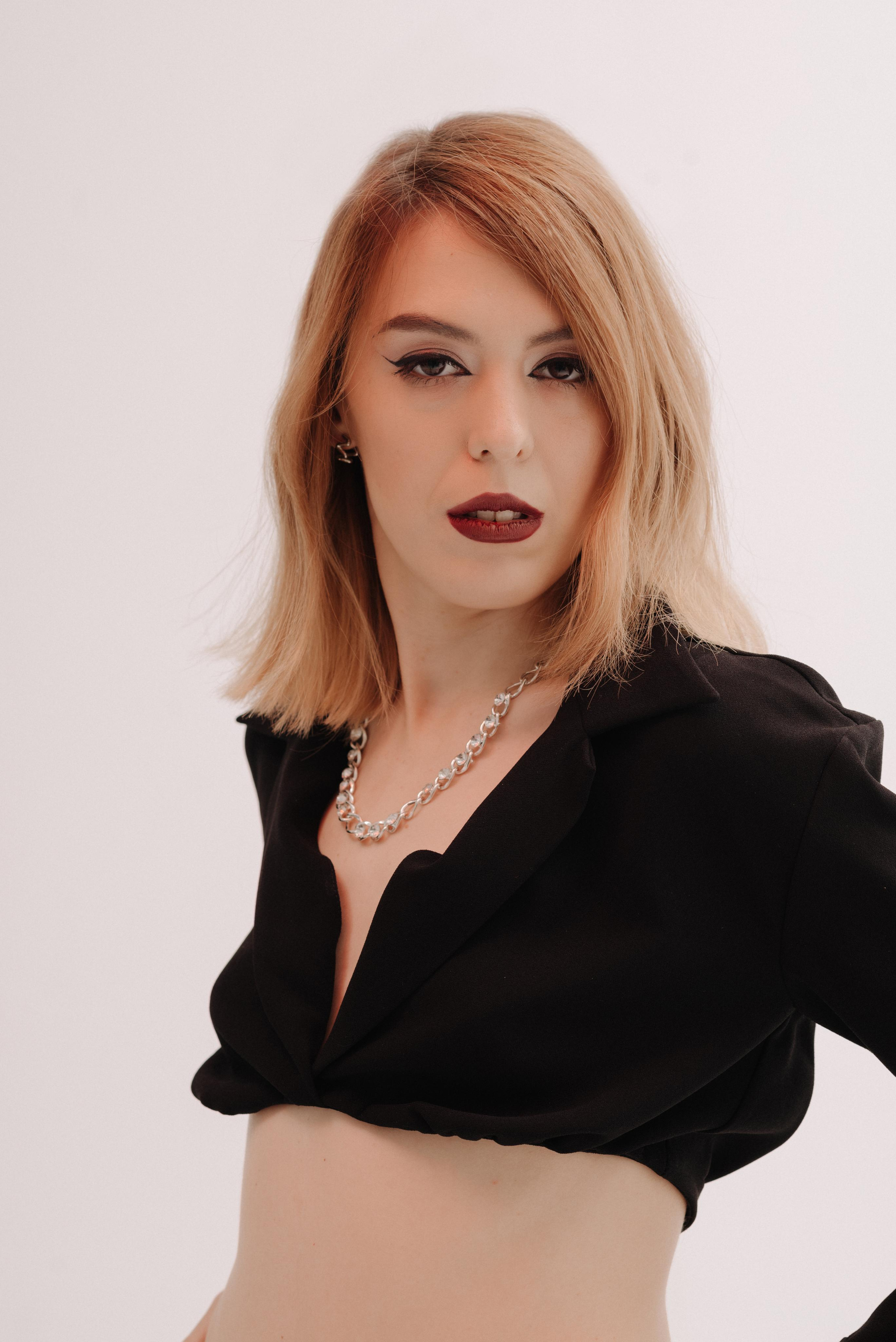 Юлия. Z H U R A V L E V