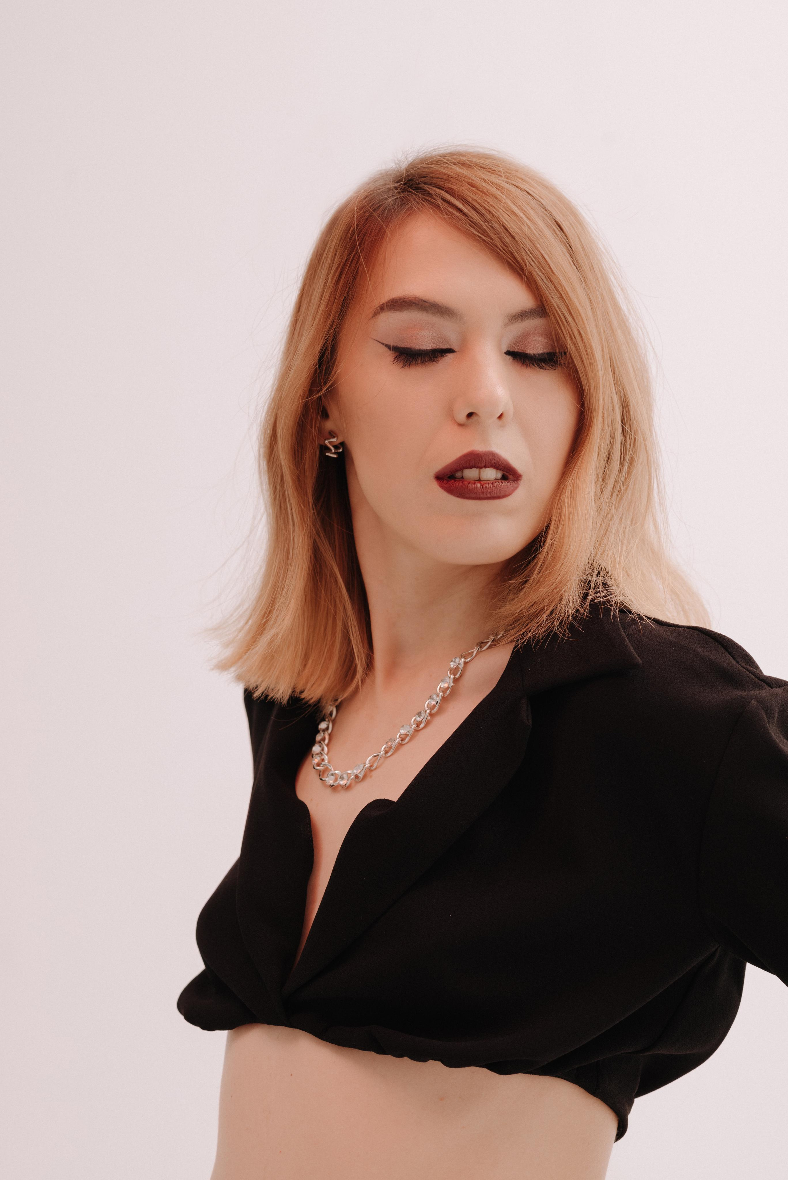 Юлия. Z H U R A V L E V