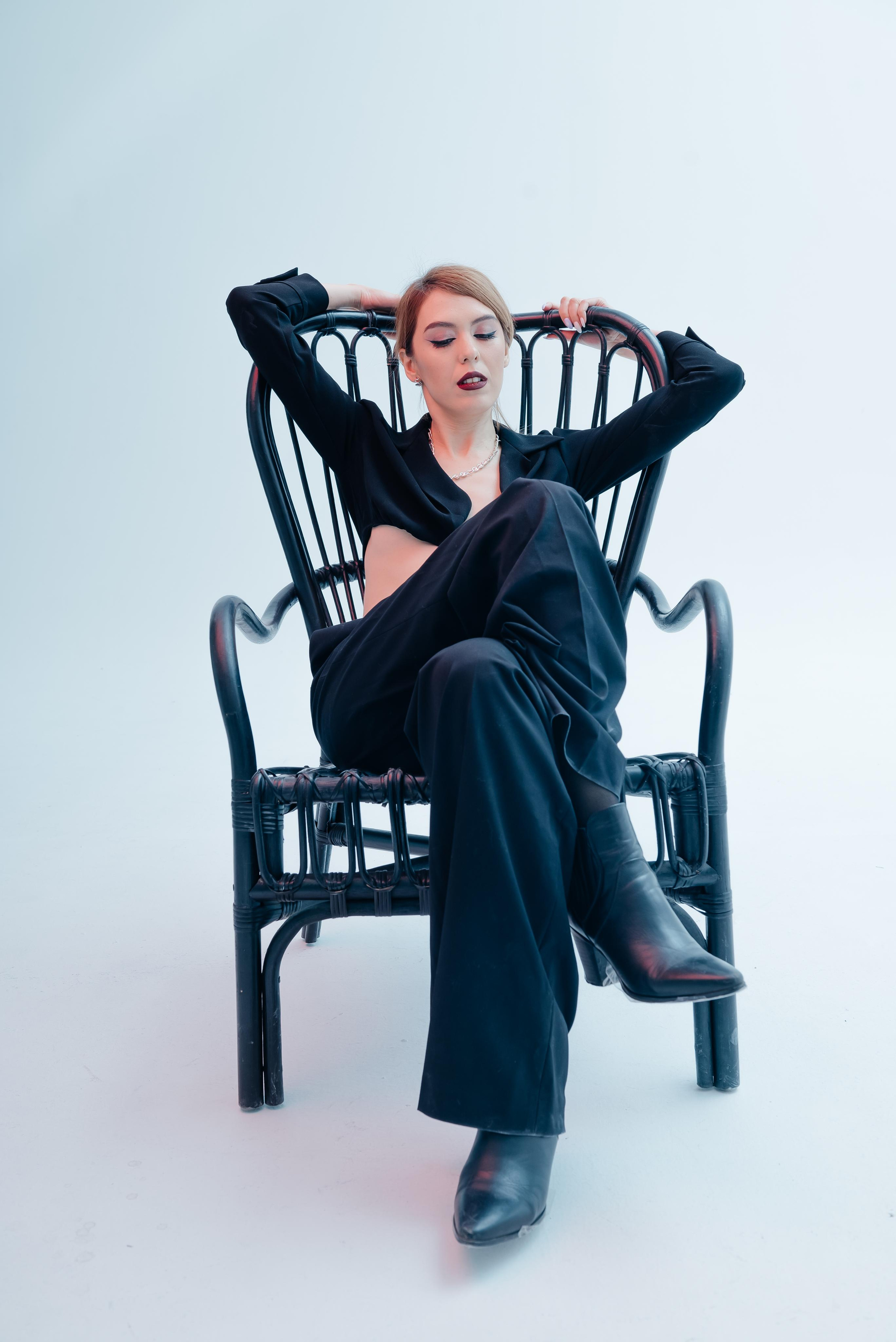 Юлия. Z H U R A V L E V