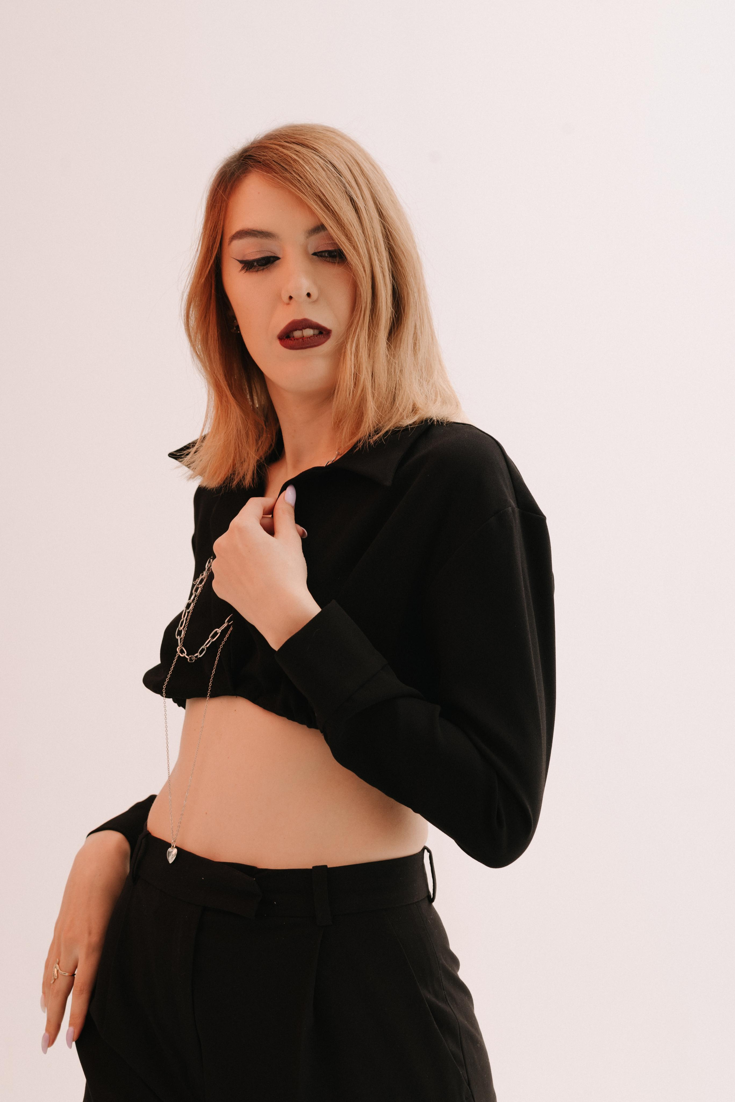 Юлия. Z H U R A V L E V