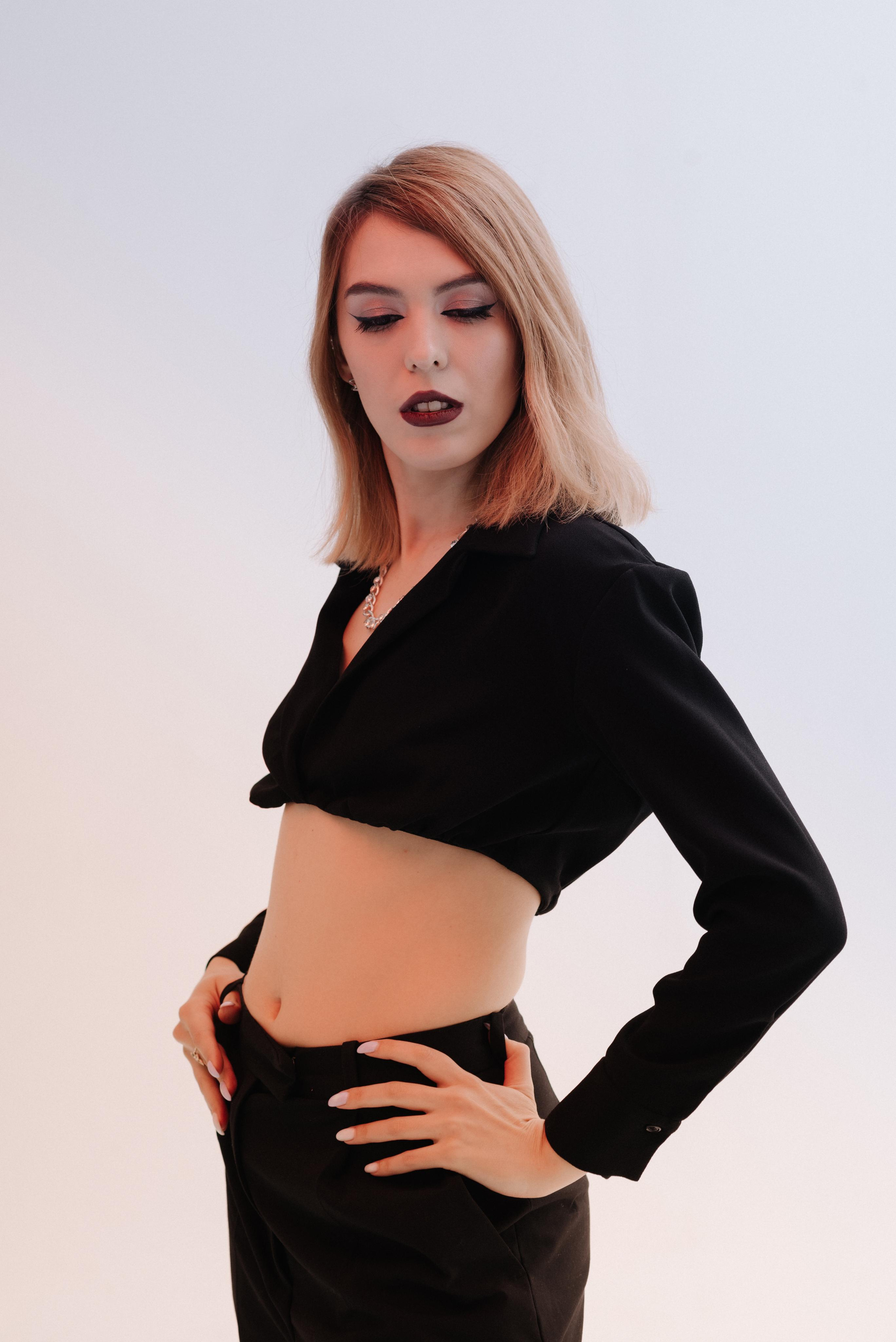 Юлия. Z H U R A V L E V