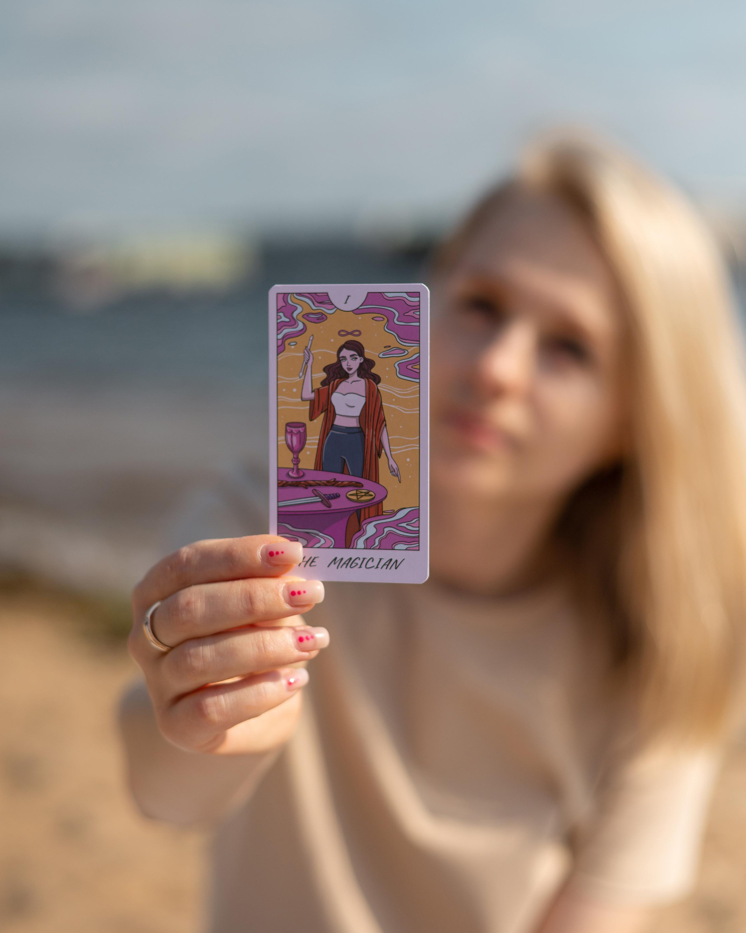 Таролог и эксперт по анализу личности Ксения. Фотограф брендов в Санкт-Петербурге Полина Суворова