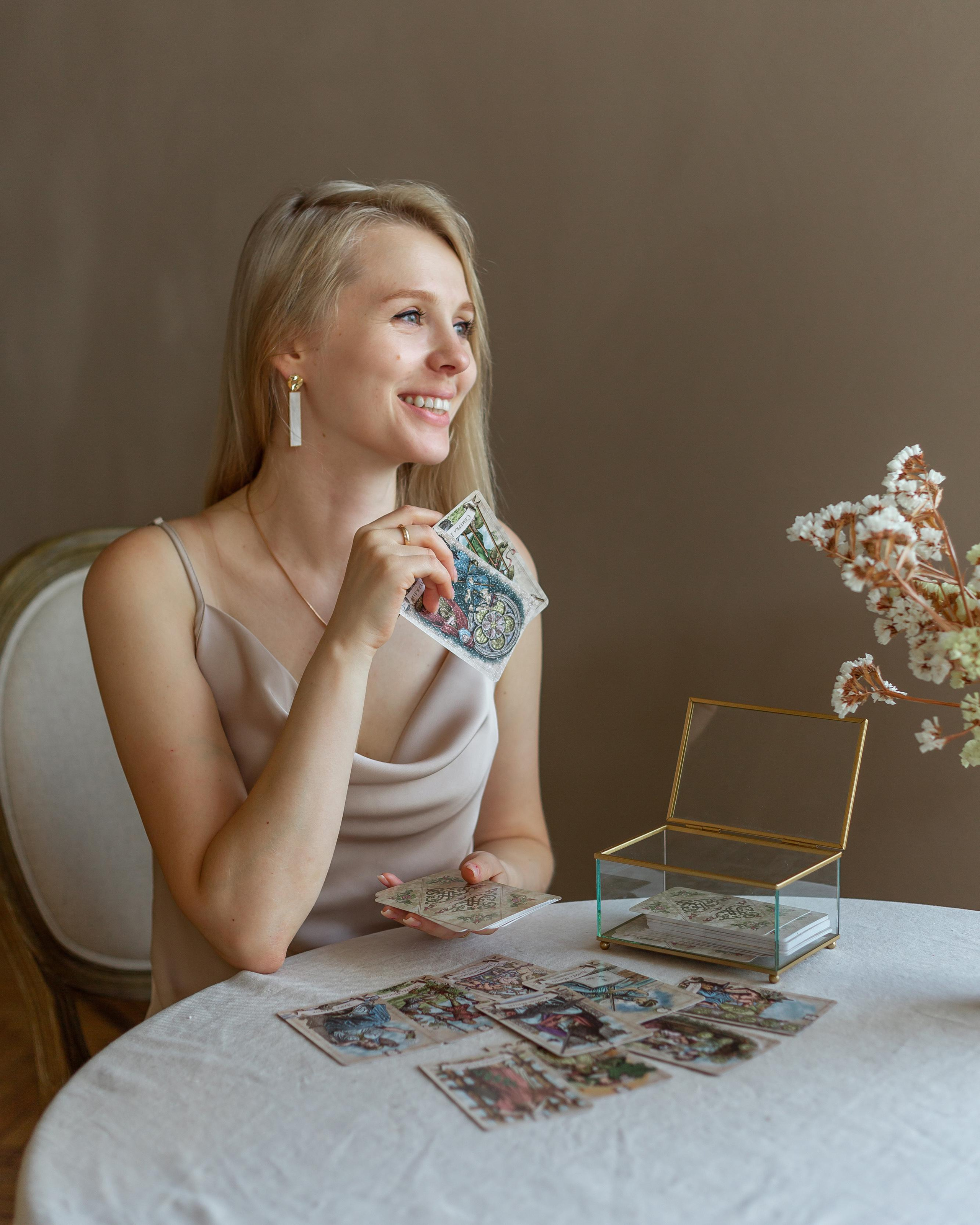 Таролог и эксперт по анализу личности Ксения. Фотограф брендов в Санкт-Петербурге Полина Суворова