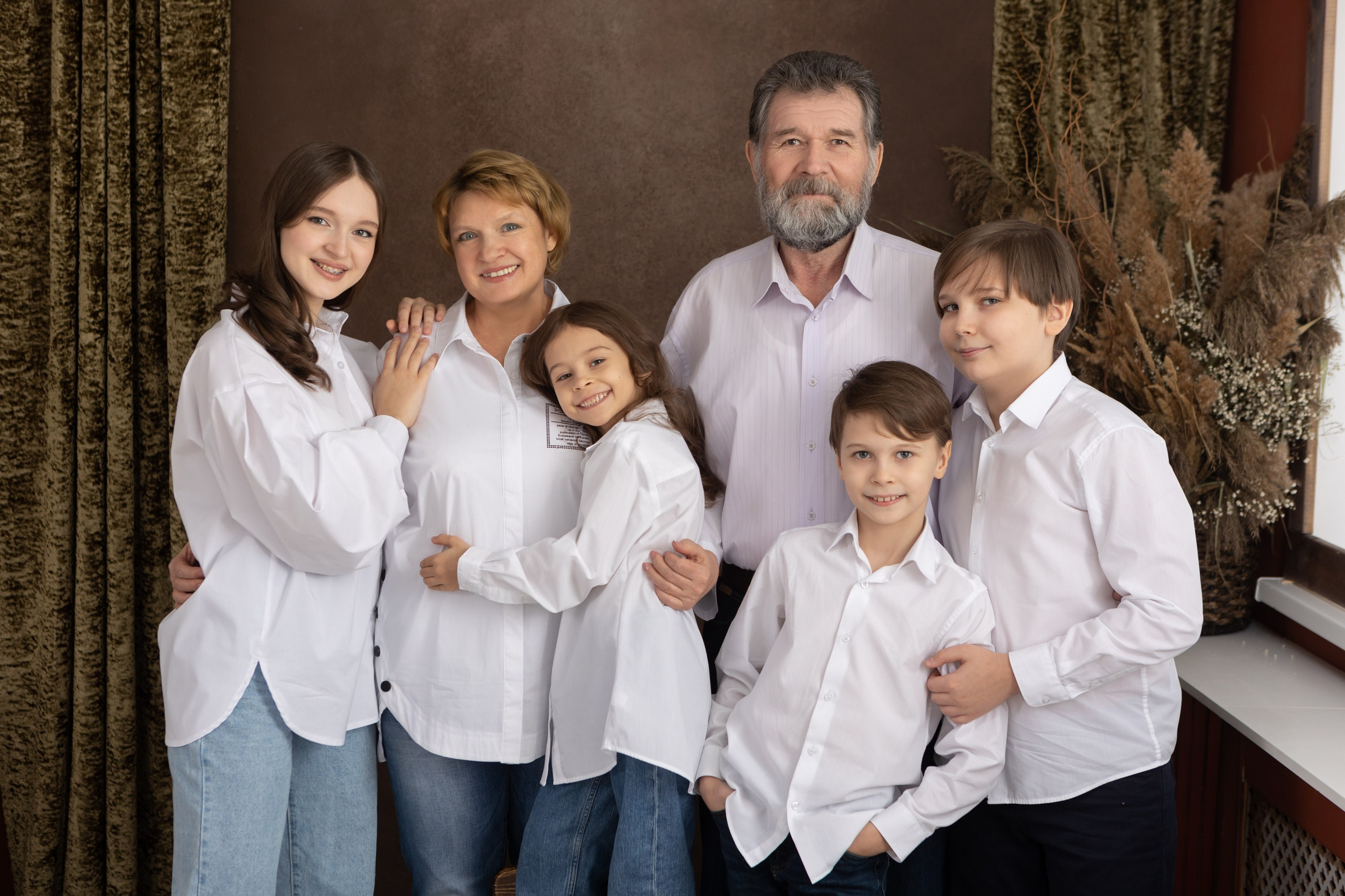 Семейная фотосессия в студии. Фотограф в Оренбурге. Профессиональный фотограф