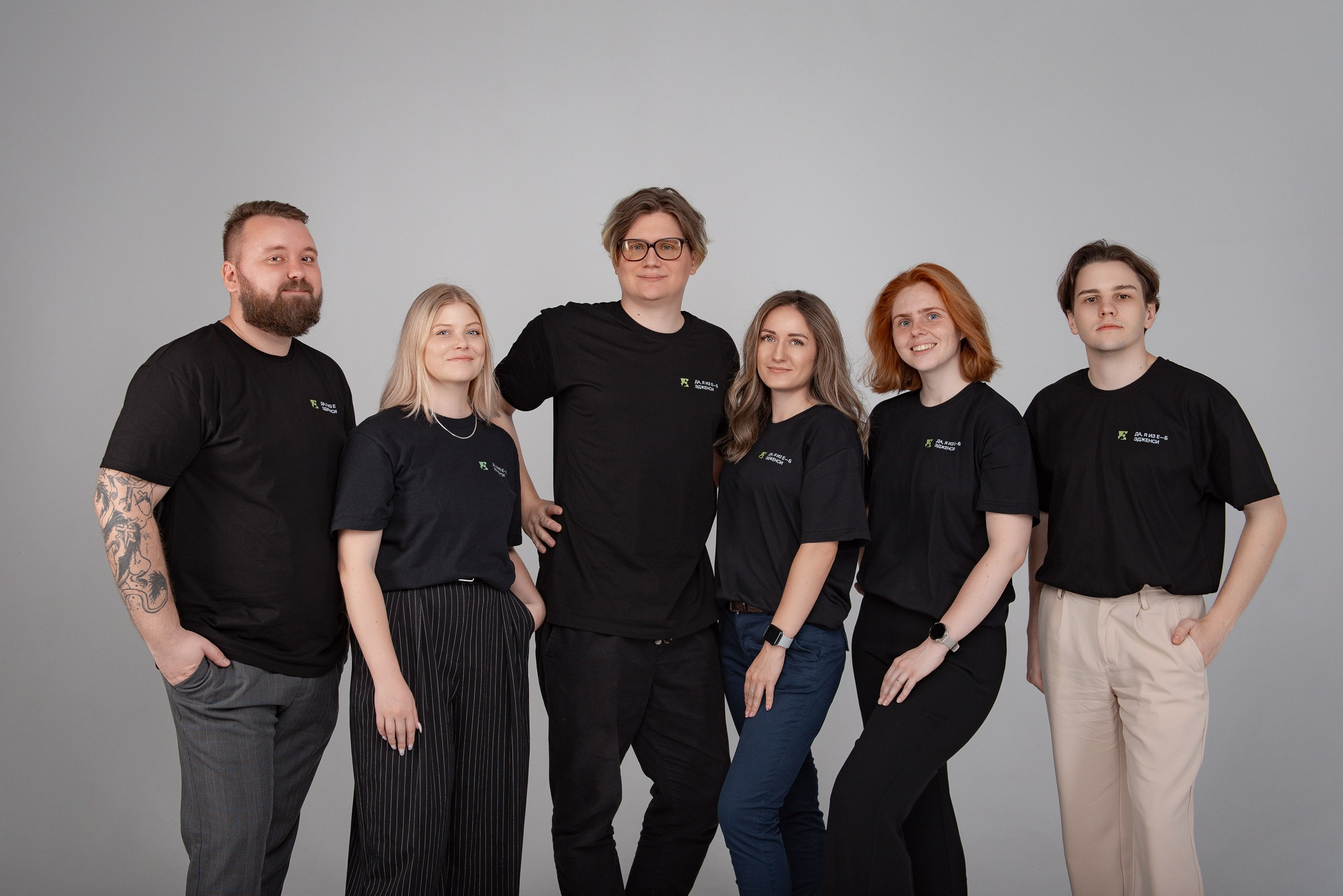 Съёмка сотрудников для сайта, портретная съёмка на чёрном или белом фоне, контент съёмка