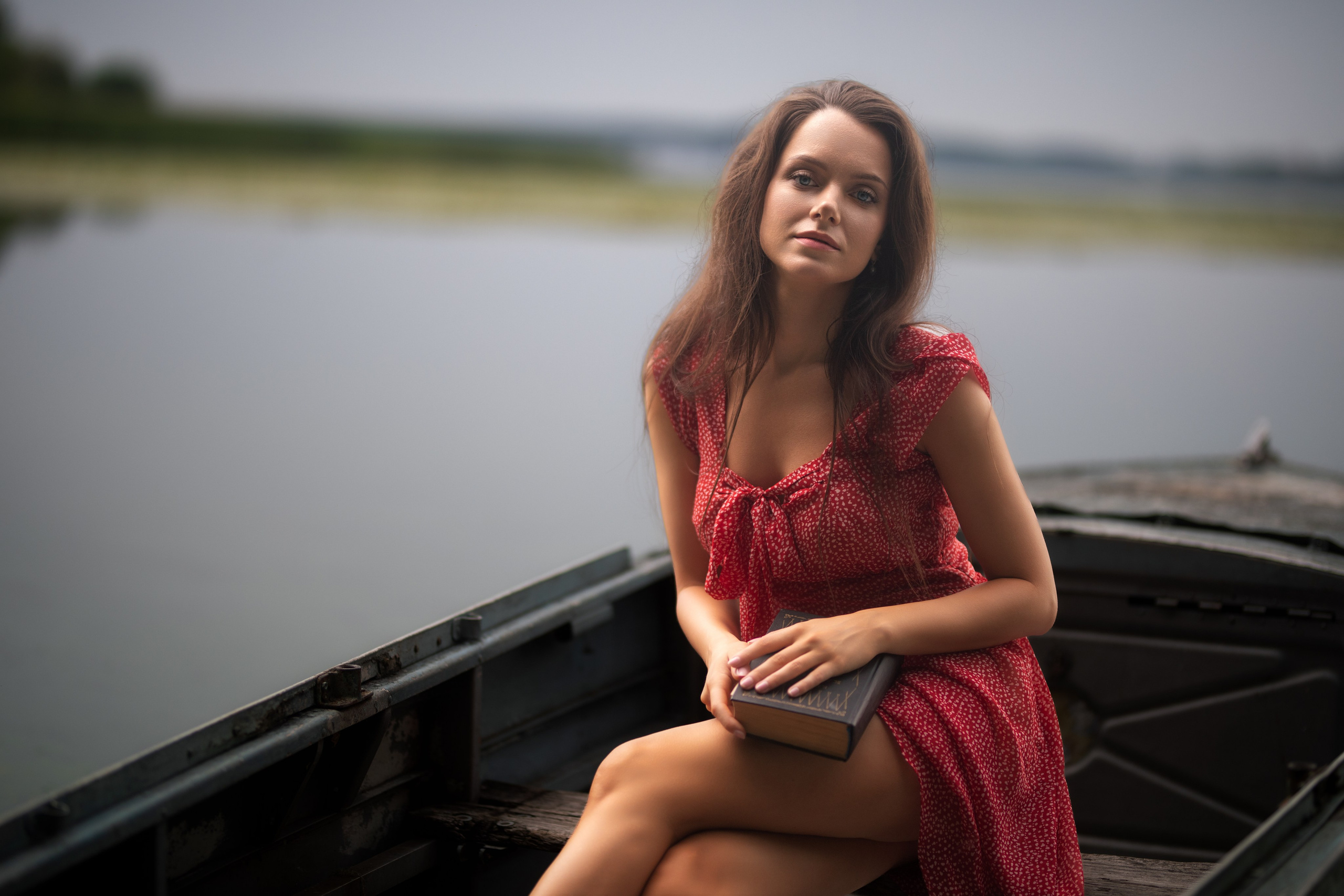 Съемка с Екатериной на рассвете на берегу реки