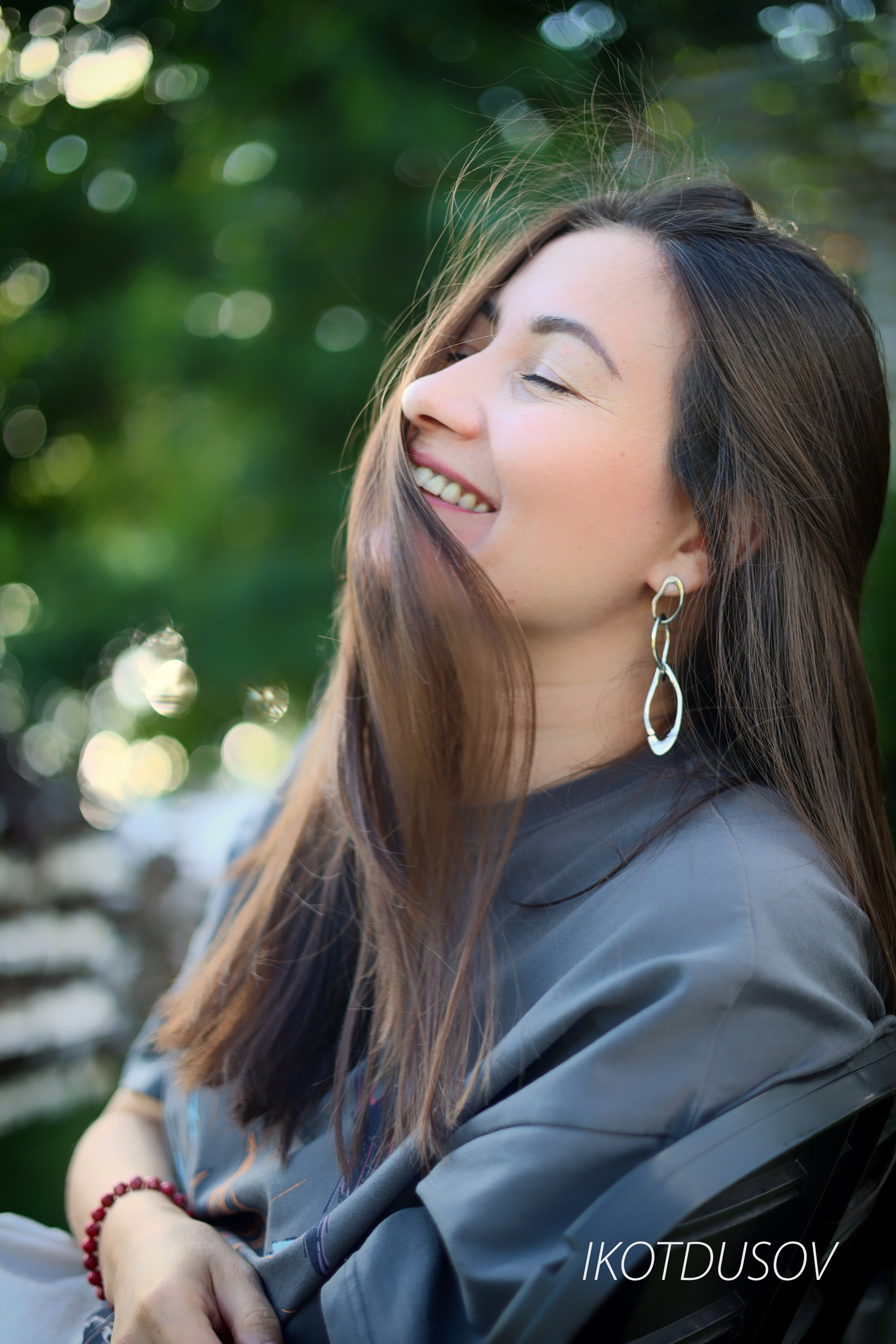 Фотограф Илнар Котдусов -  портрет улыбающейся девушки.
