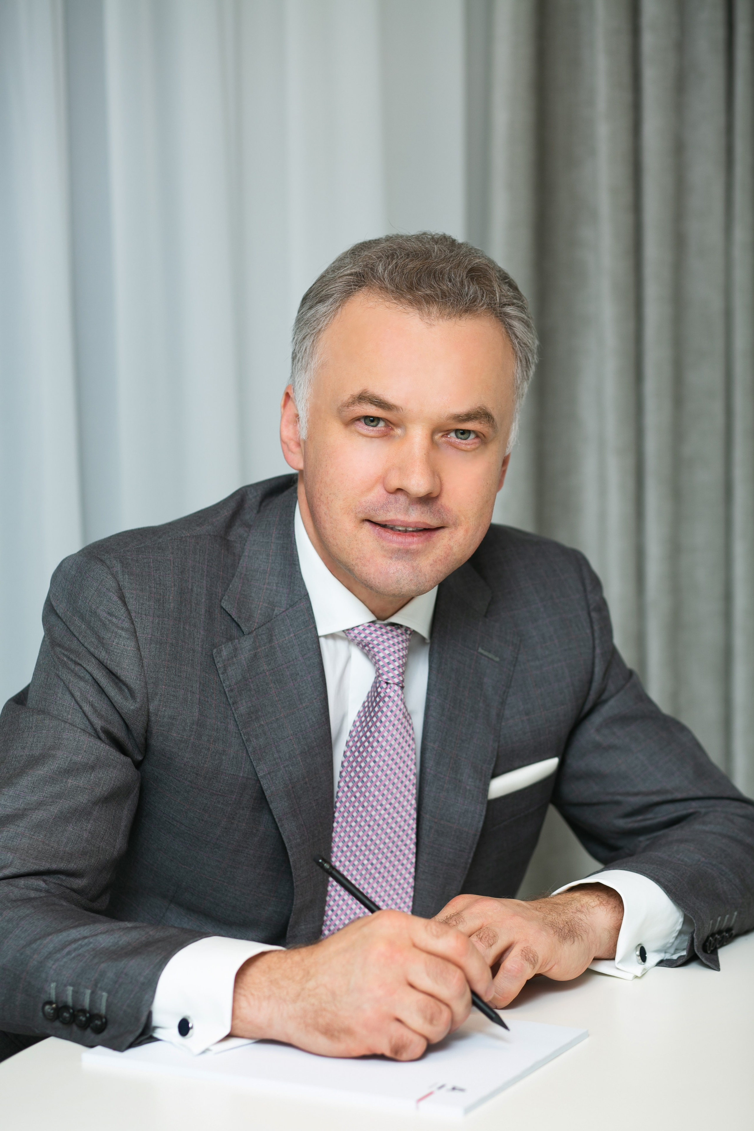 Бизнес портреты. Профессиональный фотограф Евгений Земцов в Москве. Контент съемка, репортаж мероприятий, бизнес портреты