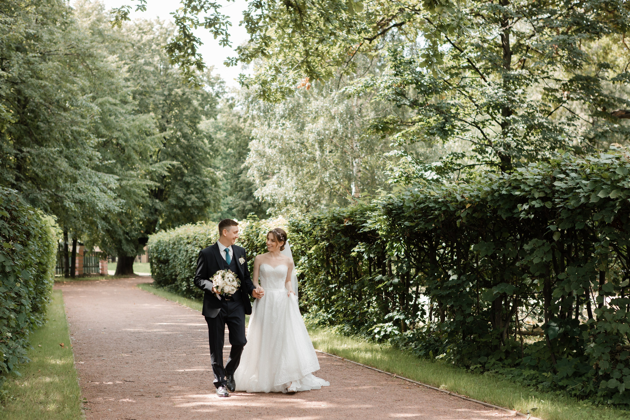 Свадебная фотосъемка Евгения и Натальи. Свадебные фотографии. Видеосъемка и фотосъемка свадеб. Фотограф и оператор на свадьбу. Видеосъемка подкастов, собственная видео-фотостудии. Предметная фотосъемка