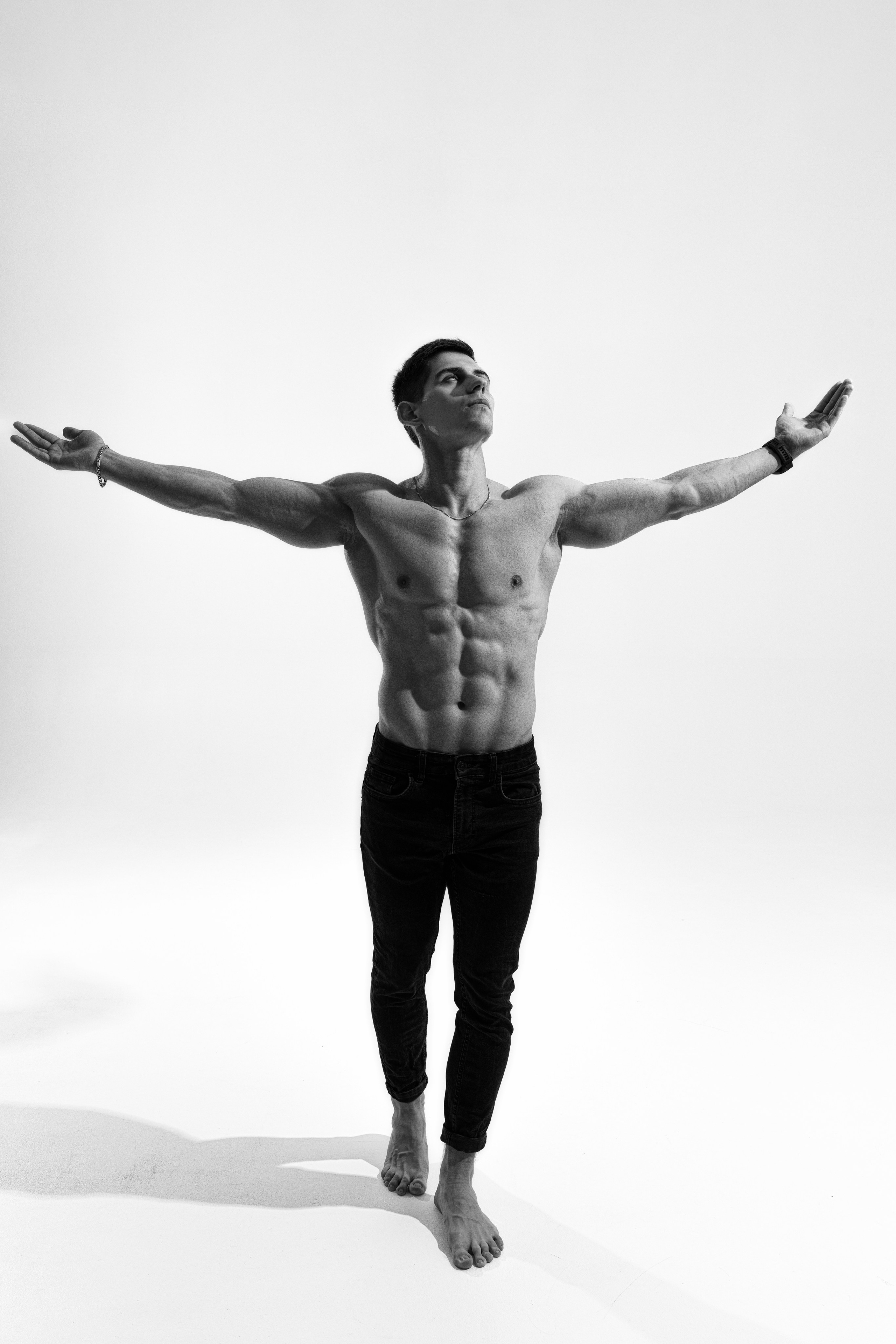 Съемка с Владом на циклораме с импульсным светом для себя и контента. Дмитрий Шульгин, портретный фотограф в Воронеже