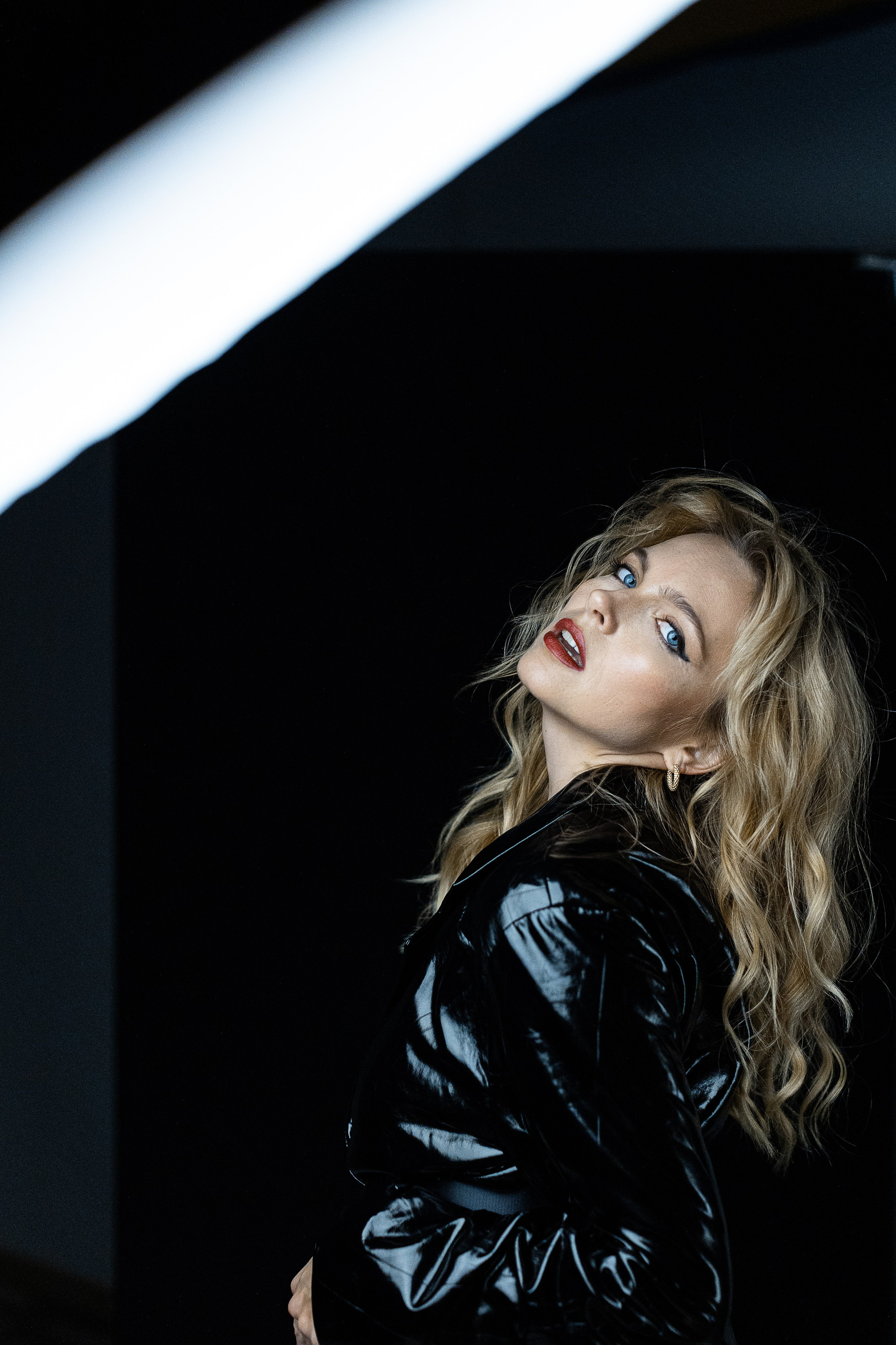 Портрет актрисы Натальи Земцовой в кожаном пиджаке