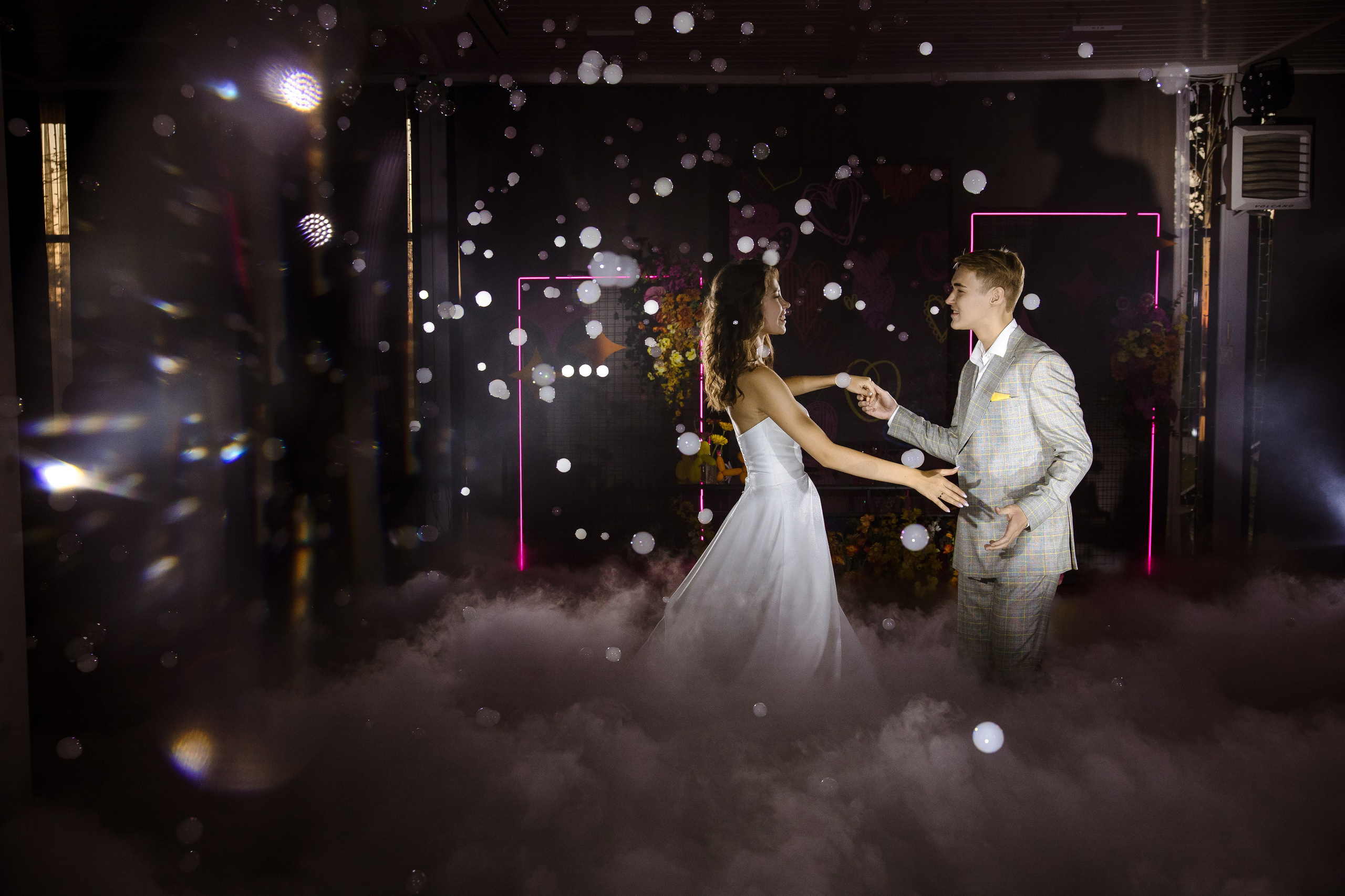 Яркая неоновая свадебная фотосессия в «Нет на карте». Свадебный и семейный фотограф в Самаре и Тольятти | Елена Топанцева