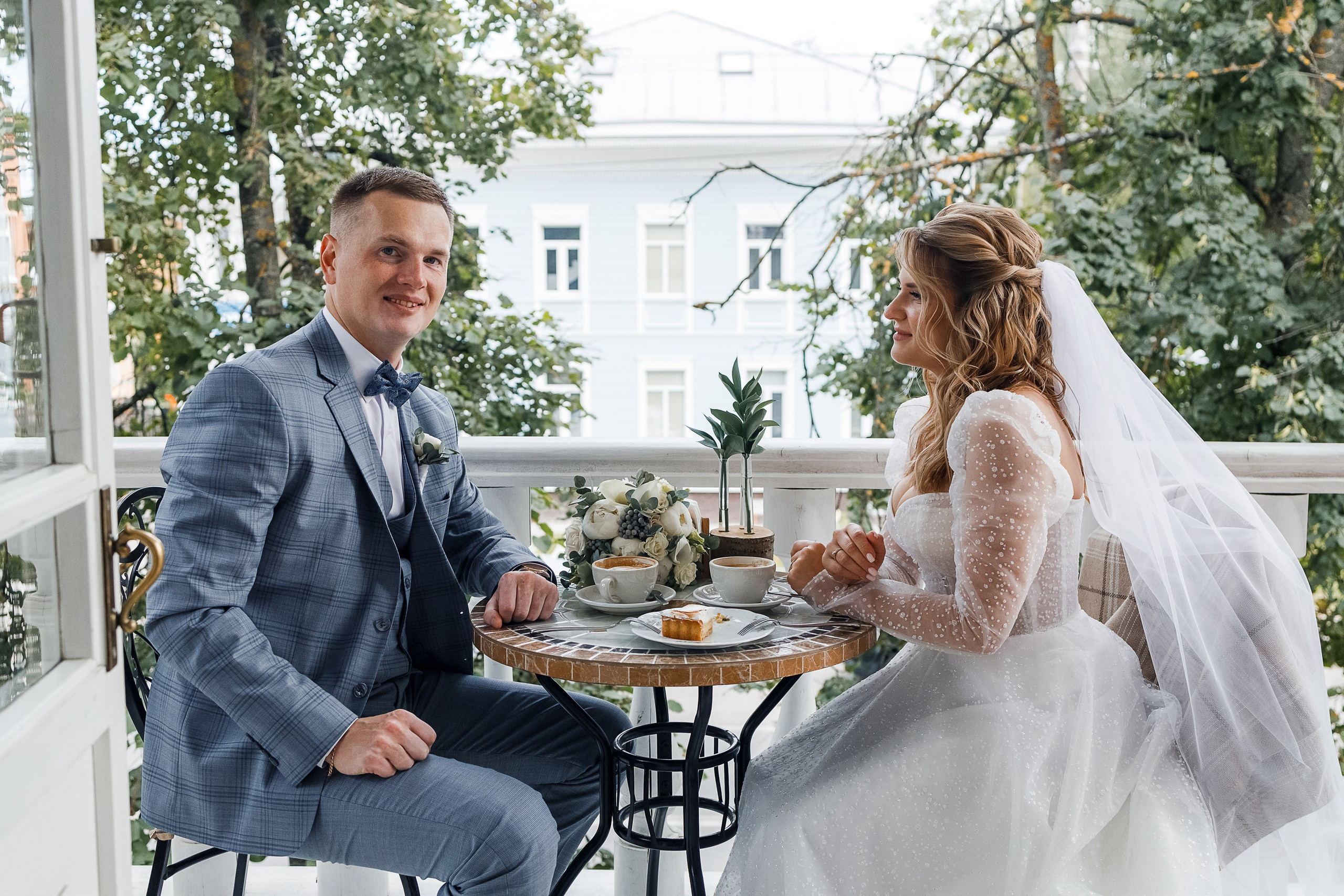 Трогательная выездная церемония в уютном дворике отеля. Олег Сверчков | Свадебный фотограф Вологда