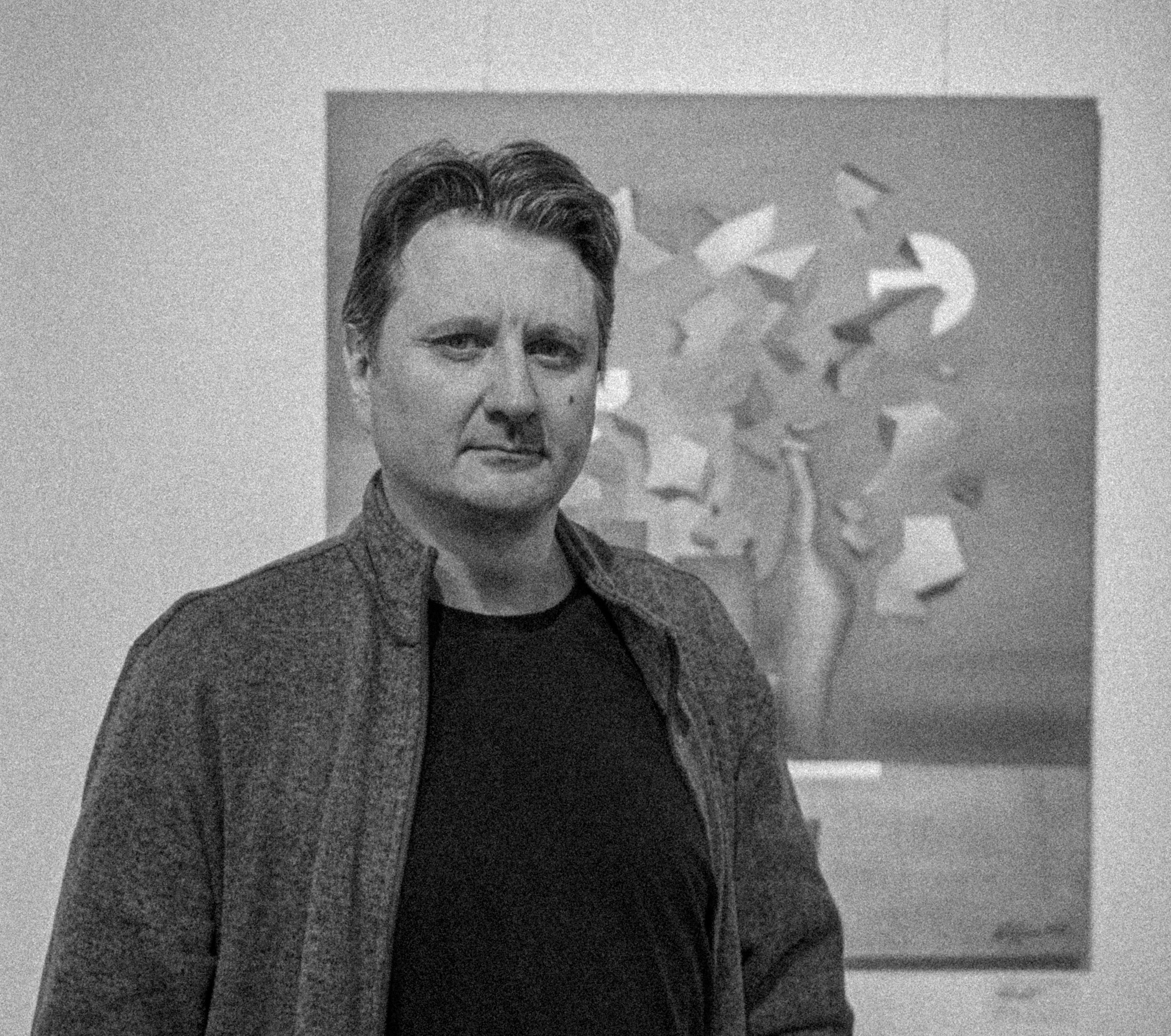 Портрет художника в жанре авторской портретной фотографии: эмоциональный и документальный подход к образу, подчёркивающий индивидуальность и творческое начало. Фотограф: Ожерельев Лев