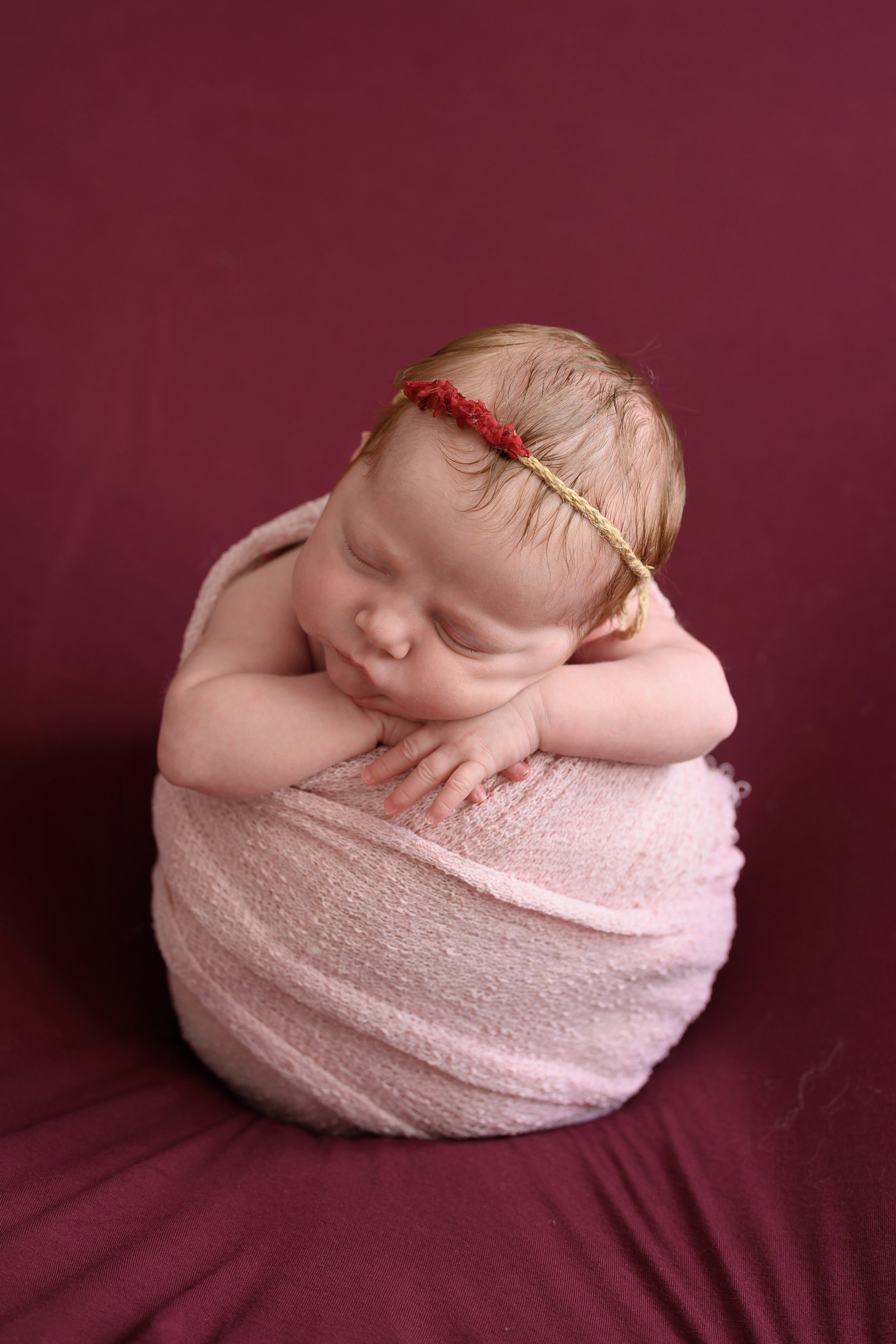 Фотосессия новорожденных, нью-борн малышей в Кингисеппе, Сестрорецке, Санкт-петербурге